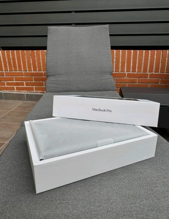 Apple MacBook Pro 14" (512GB SSD, M3, 8GB) Laptop - Space Gray - MTL73FN/A (October 2023) thumbnail 7