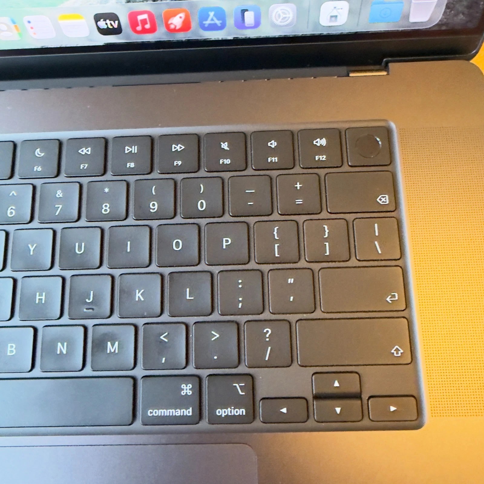 Apple MacBook Pro 16" M1 MAX 32GB 2TB 10 CPU/32 GPU Space Gray ***immaculate*** thumbnail 6