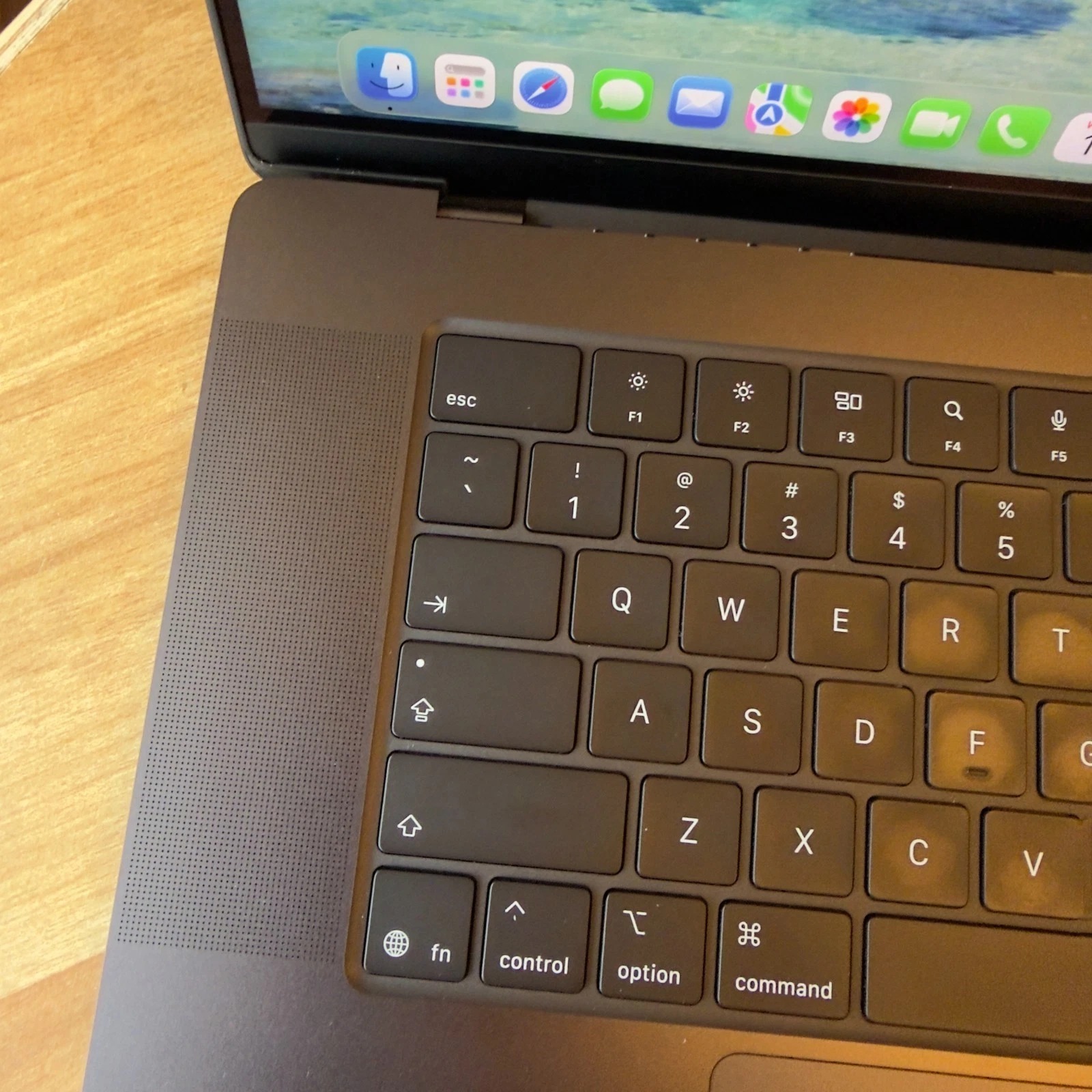 Apple MacBook Pro 16" M1 MAX 32GB 2TB 10 CPU/32 GPU Space Gray ***immaculate*** thumbnail 8