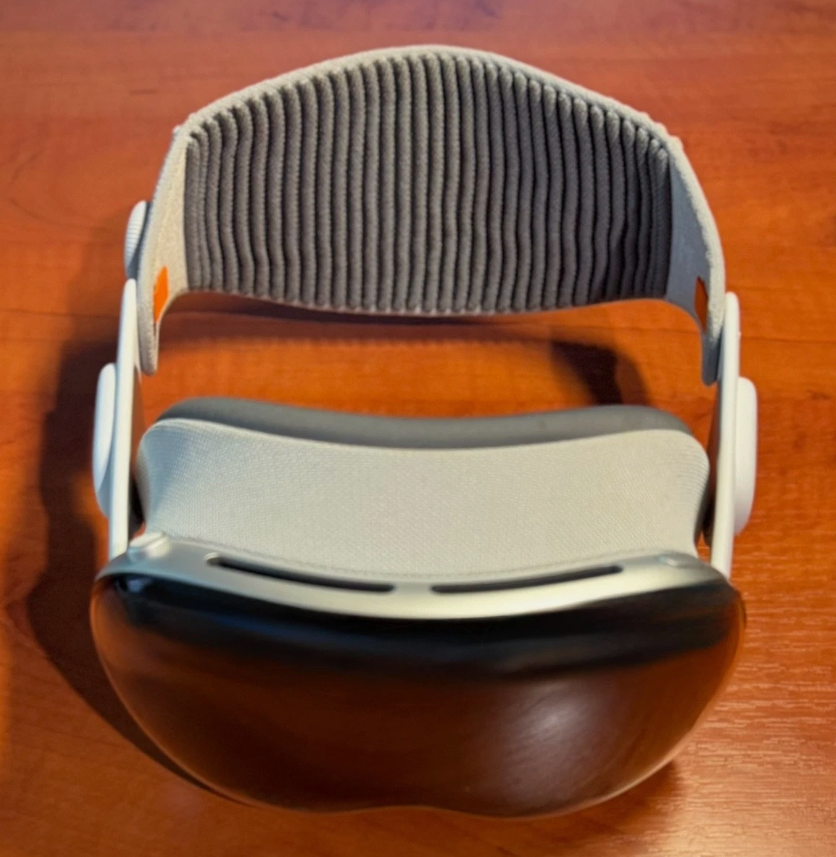 Apple Vision Pro (256GB) in Excellent Condition - Full Kit with Original Box & Accessories thumbnail 2