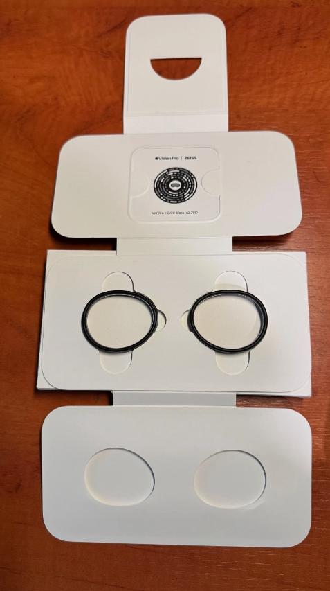 Apple Vision Pro (256GB) in Excellent Condition - Full Kit with Original Box & Accessories thumbnail 3