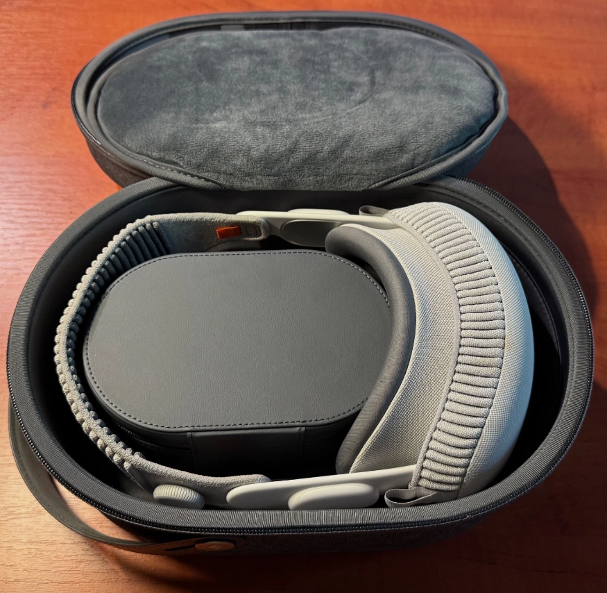 Apple Vision Pro (256GB) in Excellent Condition - Full Kit with Original Box & Accessories thumbnail 4