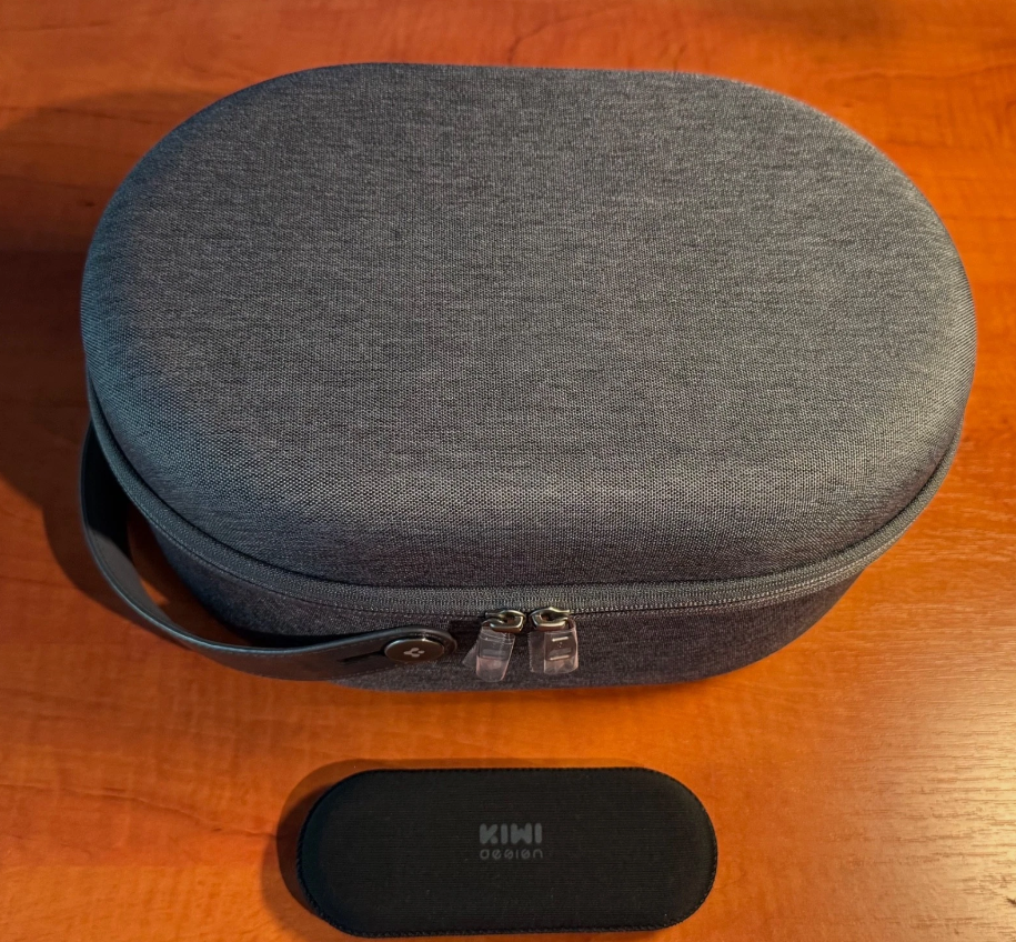 Apple Vision Pro (256GB) in Excellent Condition - Full Kit with Original Box & Accessories thumbnail 5