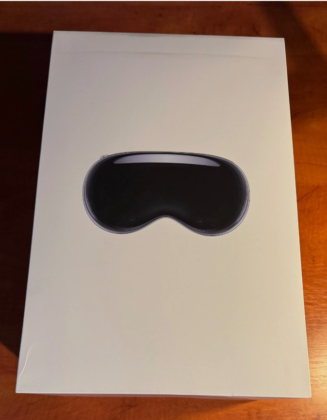 Apple Vision Pro (256GB) in Excellent Condition - Full Kit with Original Box & Accessories thumbnail 6