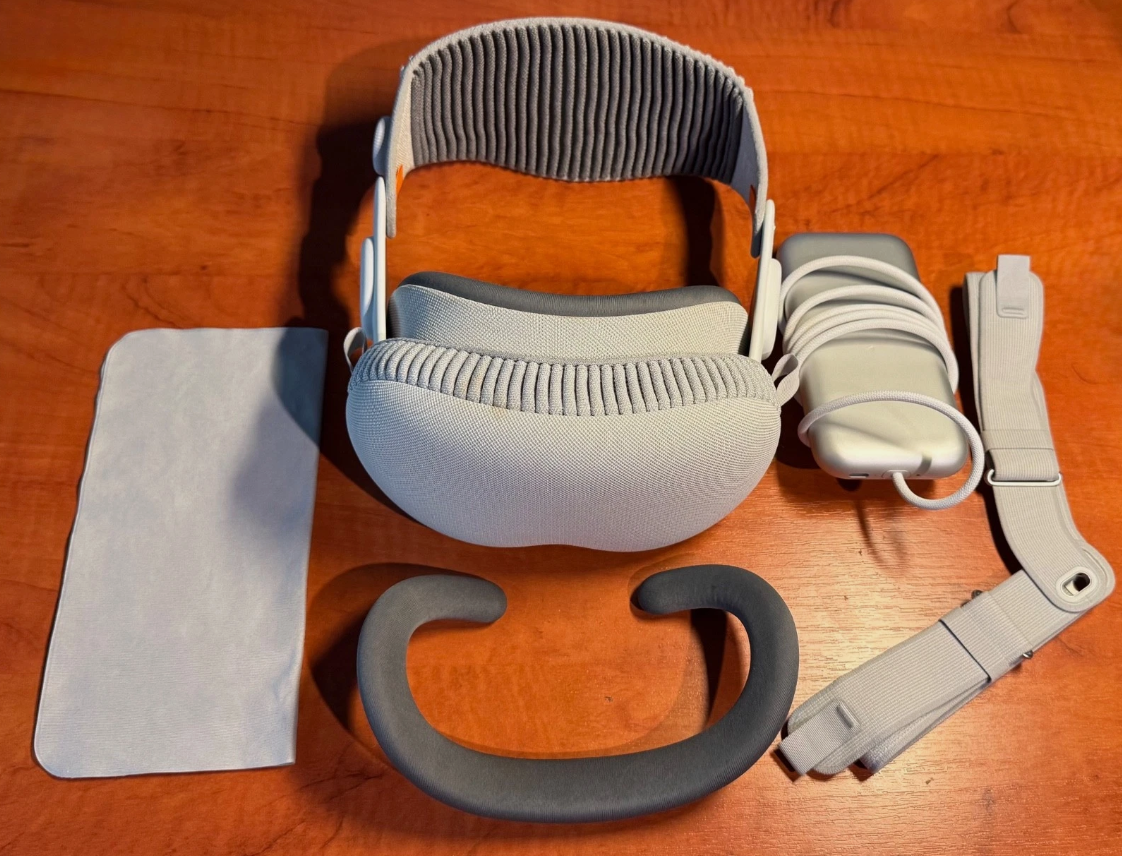 Apple Vision Pro (256GB) in Excellent Condition - Full Kit with Original Box & Accessories thumbnail 7