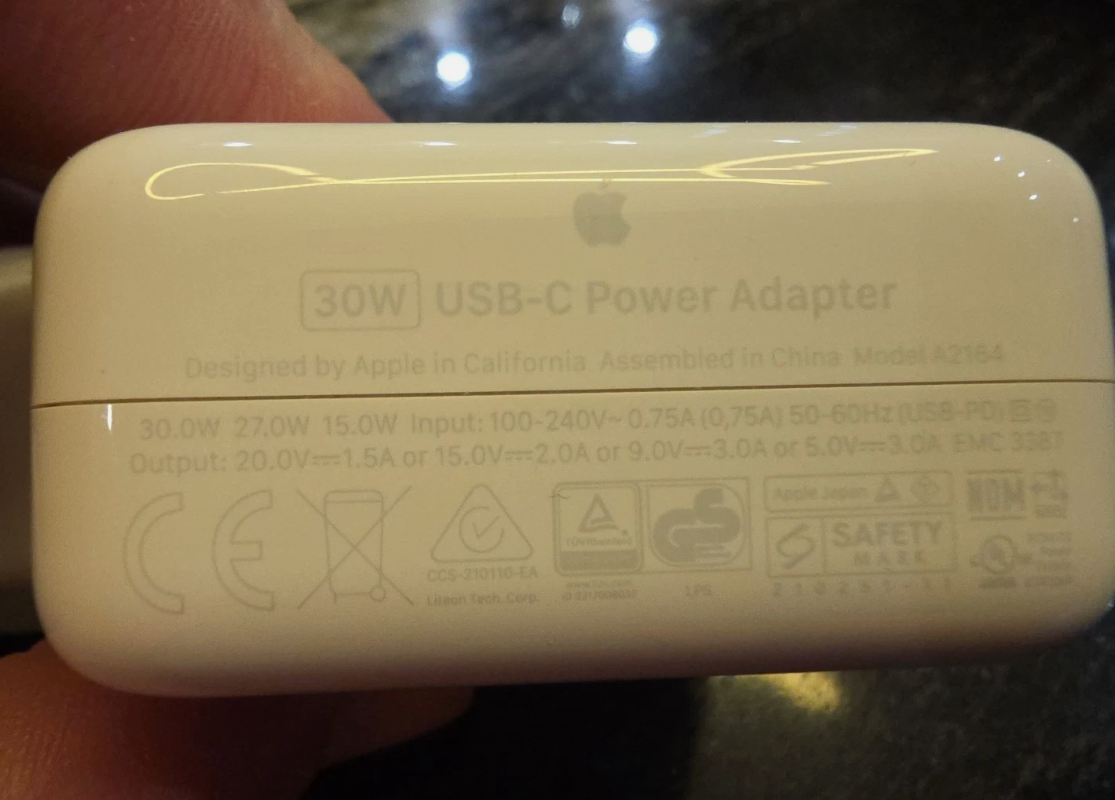 Apple Vision Pro 256GB Full Kit: Includes Travel Case & All Original Gear thumbnail 10