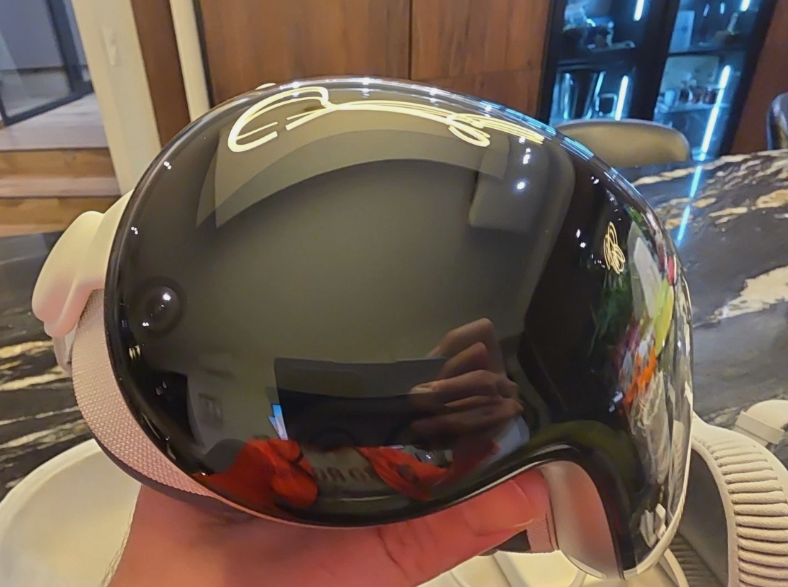 Apple Vision Pro 256GB Full Kit: Includes Travel Case & All Original Gear thumbnail 11