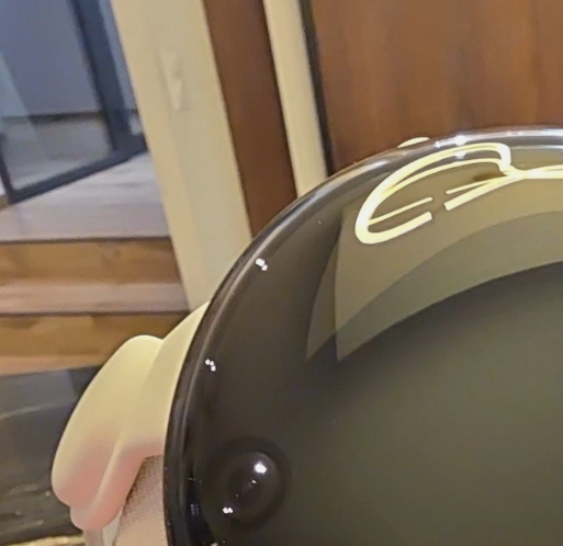 Apple Vision Pro 256GB Full Kit: Includes Travel Case & All Original Gear thumbnail 12