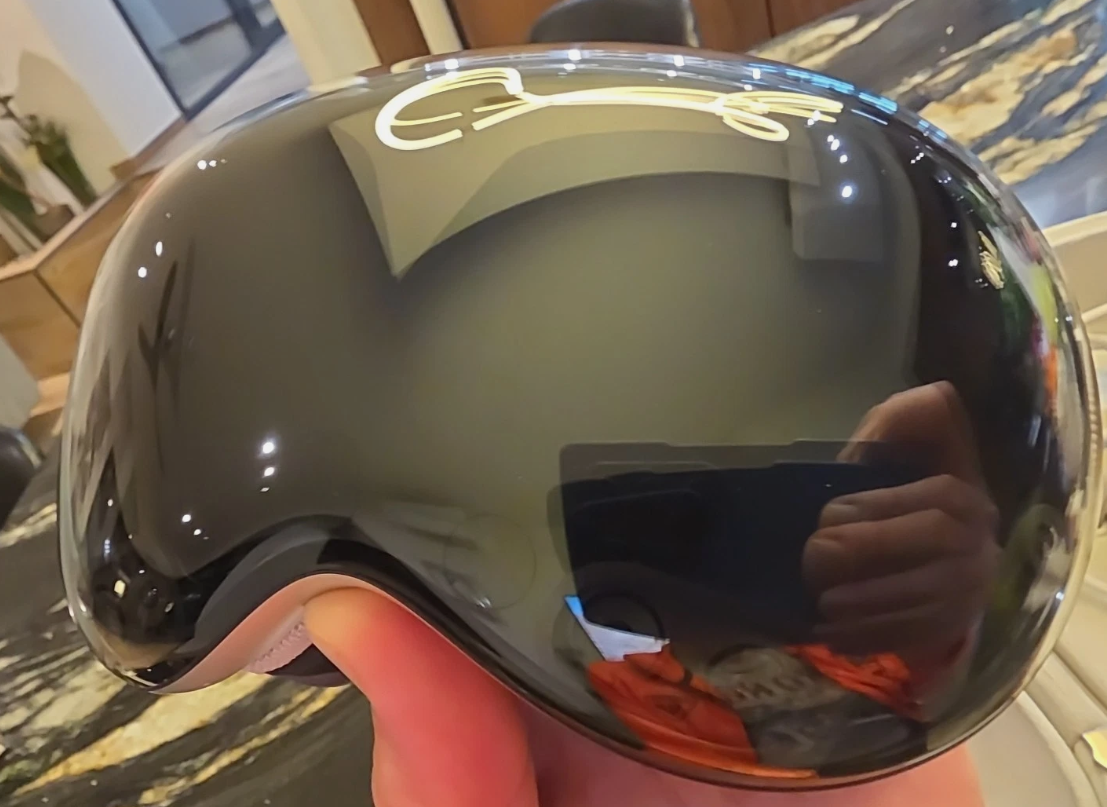 Apple Vision Pro 256GB Full Kit: Includes Travel Case & All Original Gear thumbnail 13