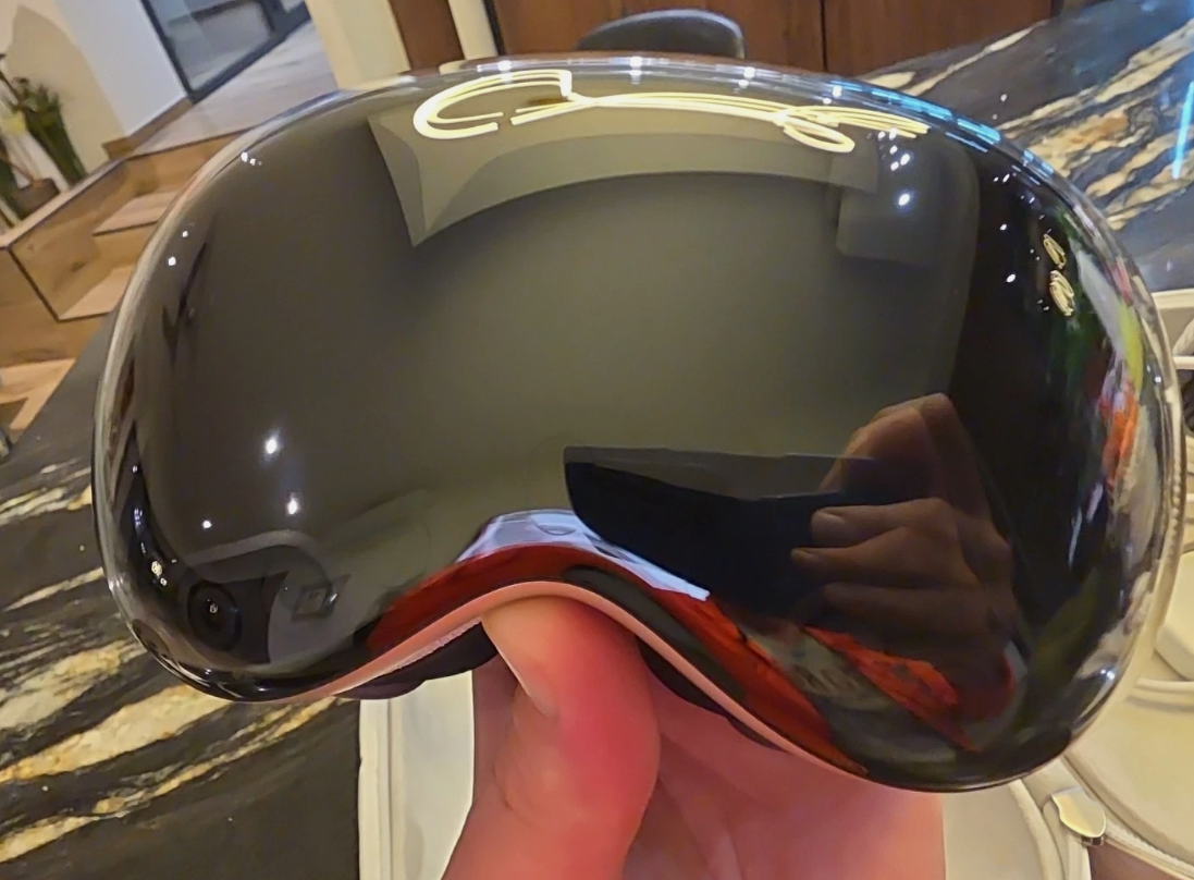 Apple Vision Pro 256GB Full Kit: Includes Travel Case & All Original Gear thumbnail 2