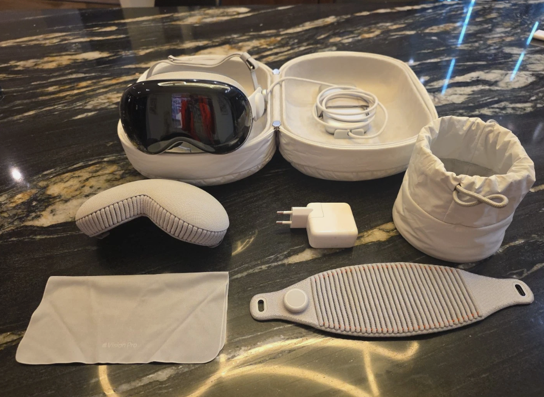 Apple Vision Pro 256GB Full Kit: Includes Travel Case & All Original Gear thumbnail 3