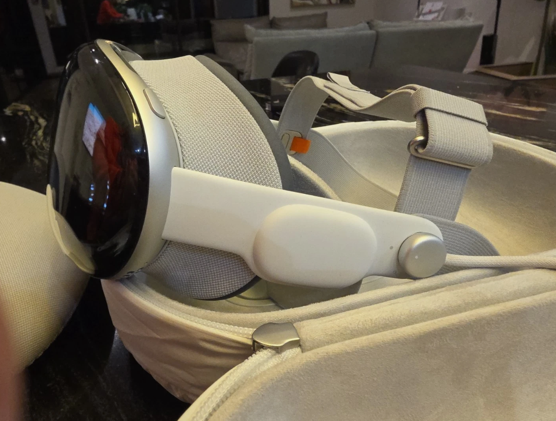 Apple Vision Pro 256GB Full Kit: Includes Travel Case & All Original Gear thumbnail 4