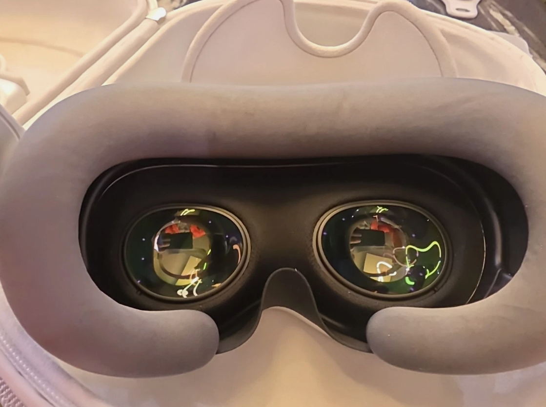 Apple Vision Pro 256GB Full Kit: Includes Travel Case & All Original Gear thumbnail 5