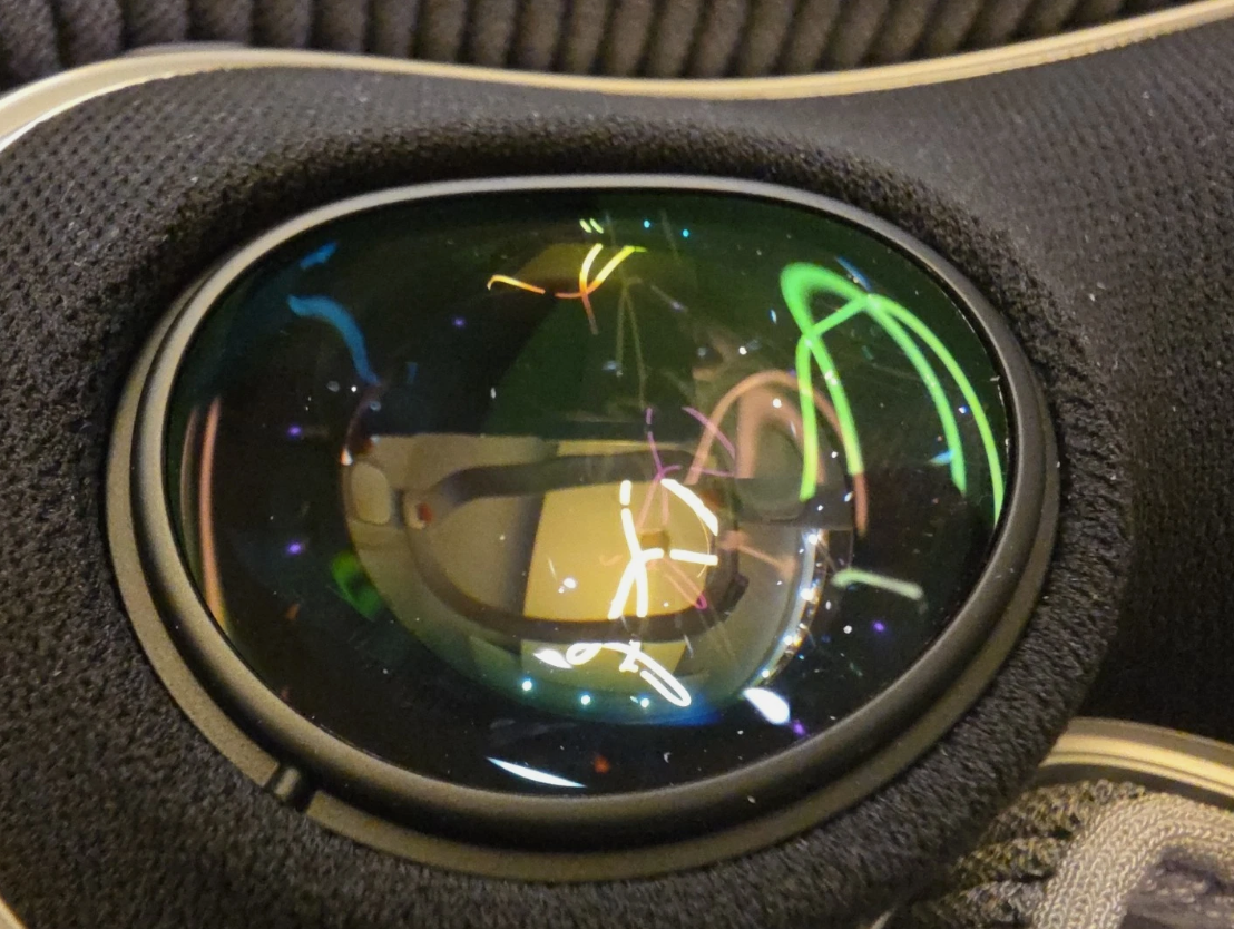 Apple Vision Pro 256GB Full Kit: Includes Travel Case & All Original Gear thumbnail 6