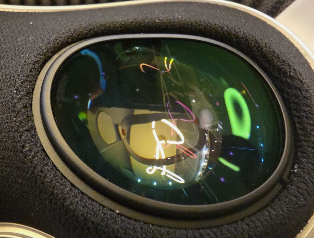 Apple Vision Pro 256GB Full Kit: Includes Travel Case & All Original Gear thumbnail 7