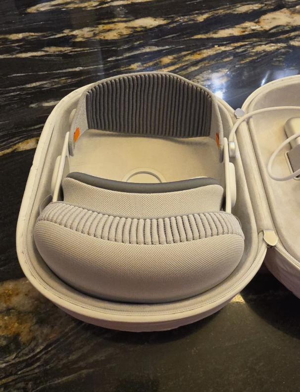 Apple Vision Pro 256GB Full Kit: Includes Travel Case & All Original Gear thumbnail 8