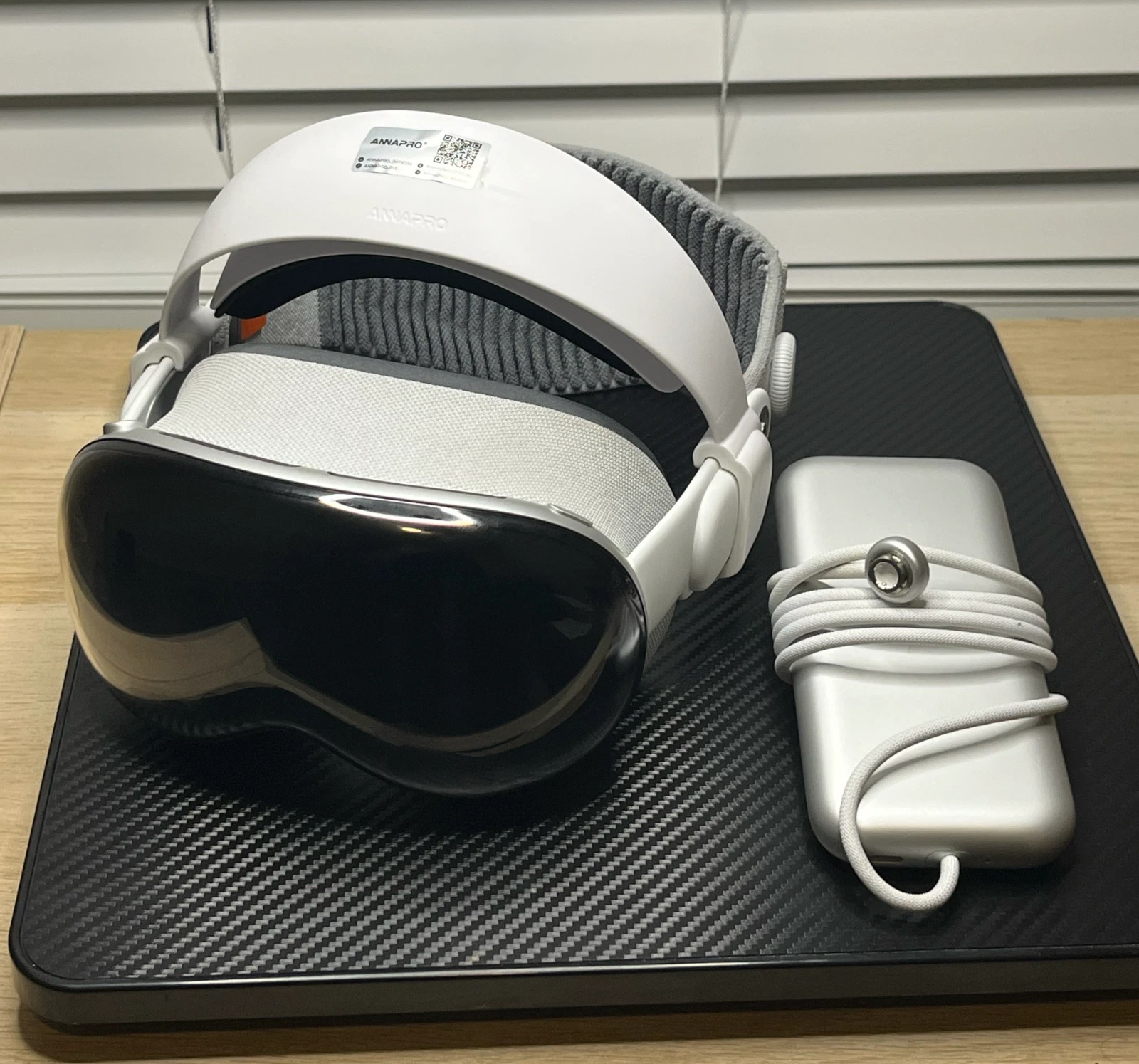 Apple Vision Pro 256GB (M2) w/ AnnaPro Headset thumbnail 11