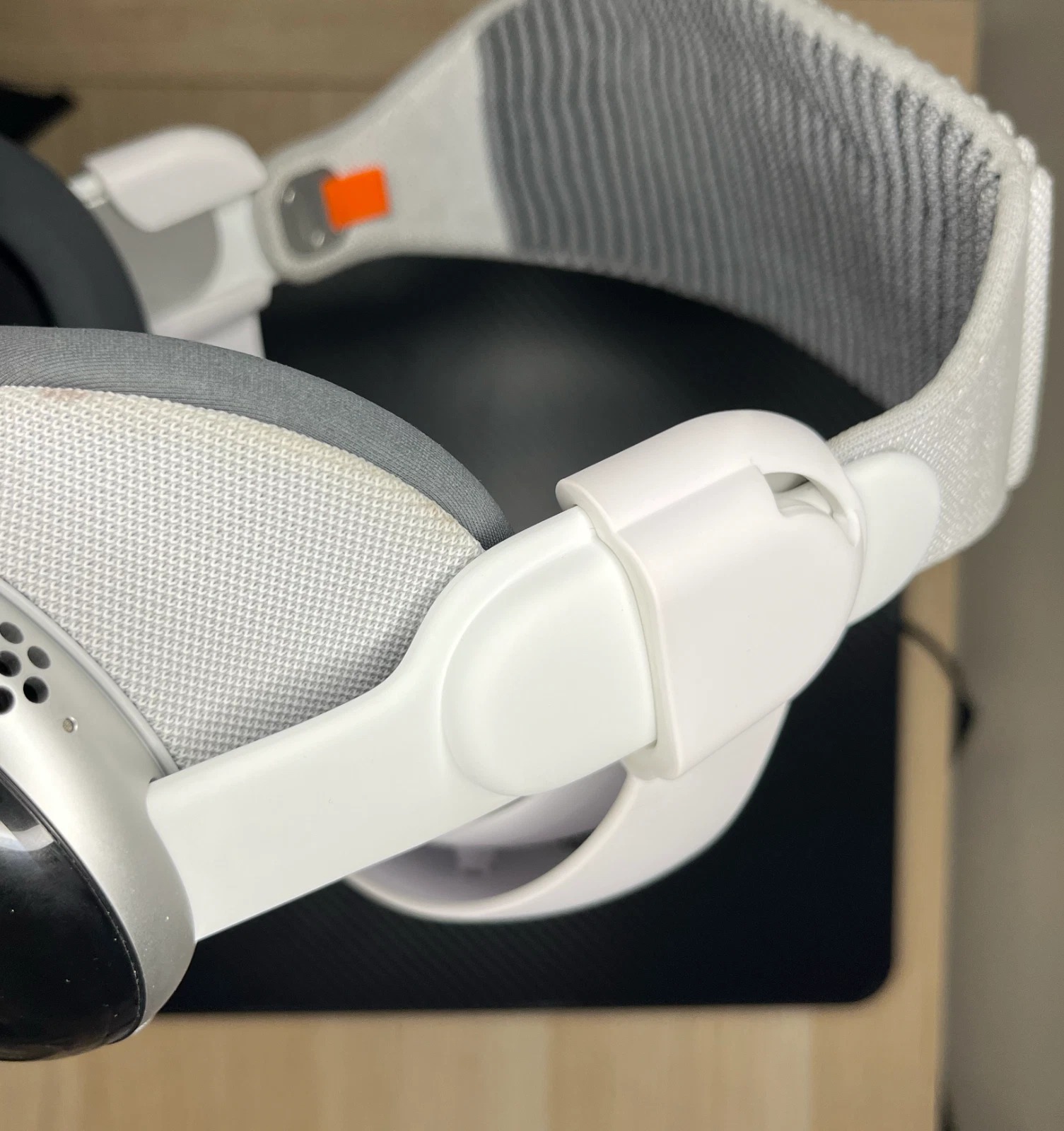 Apple Vision Pro 256GB (M2) w/ AnnaPro Headset thumbnail 13