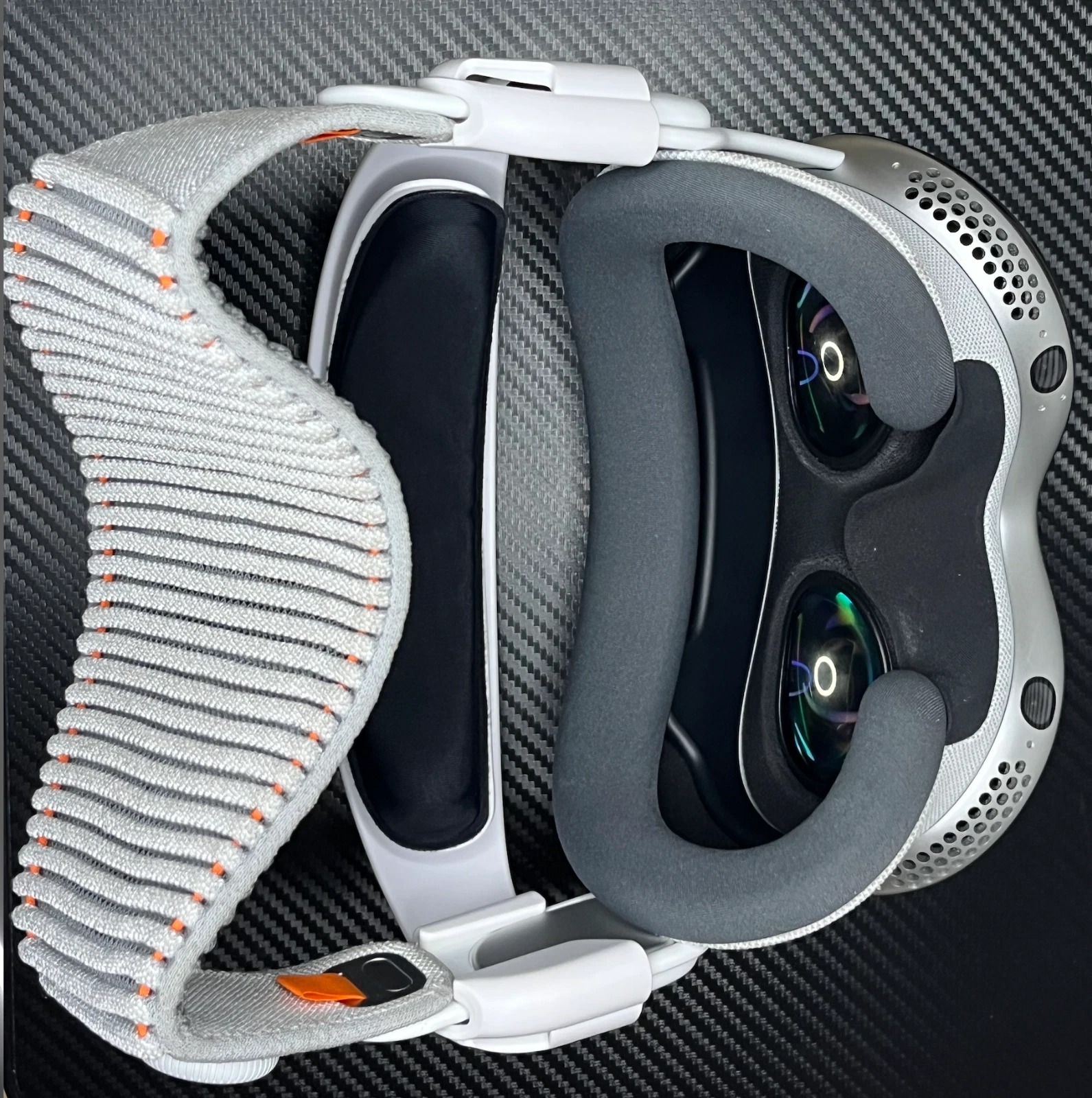 Apple Vision Pro 256GB (M2) w/ AnnaPro Headset thumbnail 6