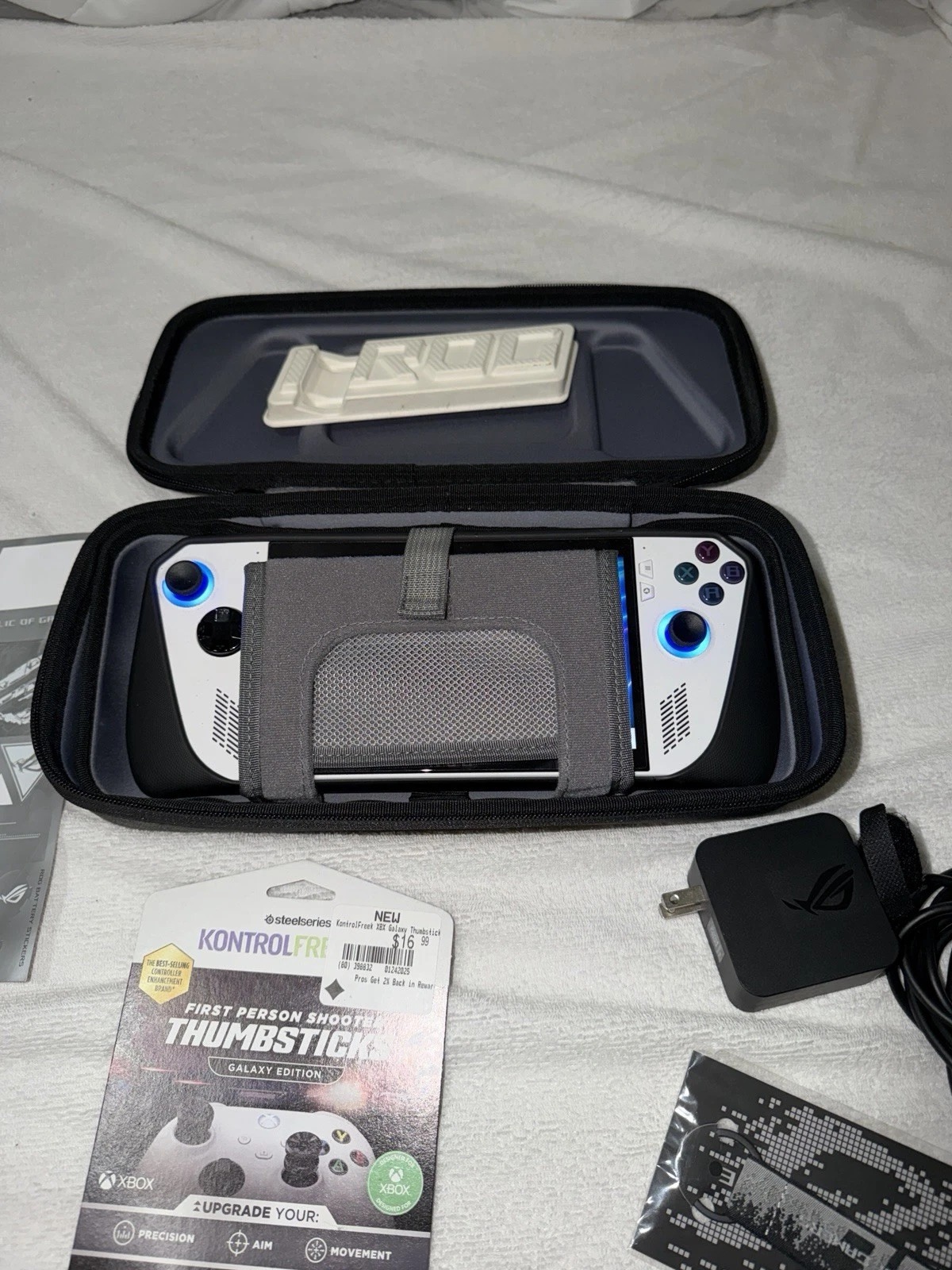 ASUS ROG Ally Z1 Extreme 7” 120Hz PC Gaming Handheld (White) 2TB SSD thumbnail 10