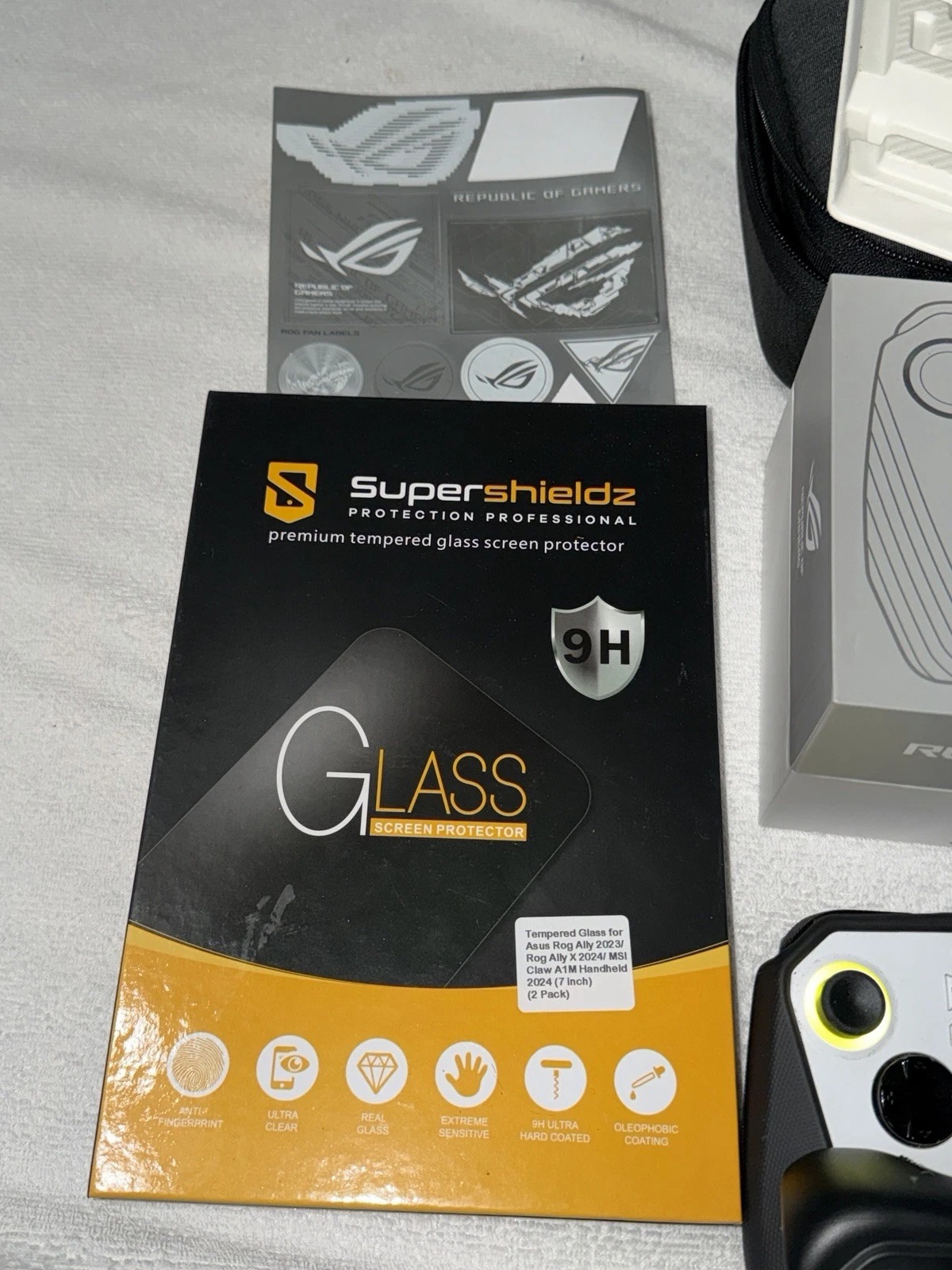 ASUS ROG Ally Z1 Extreme 7” 120Hz PC Gaming Handheld (White) 2TB SSD thumbnail 2