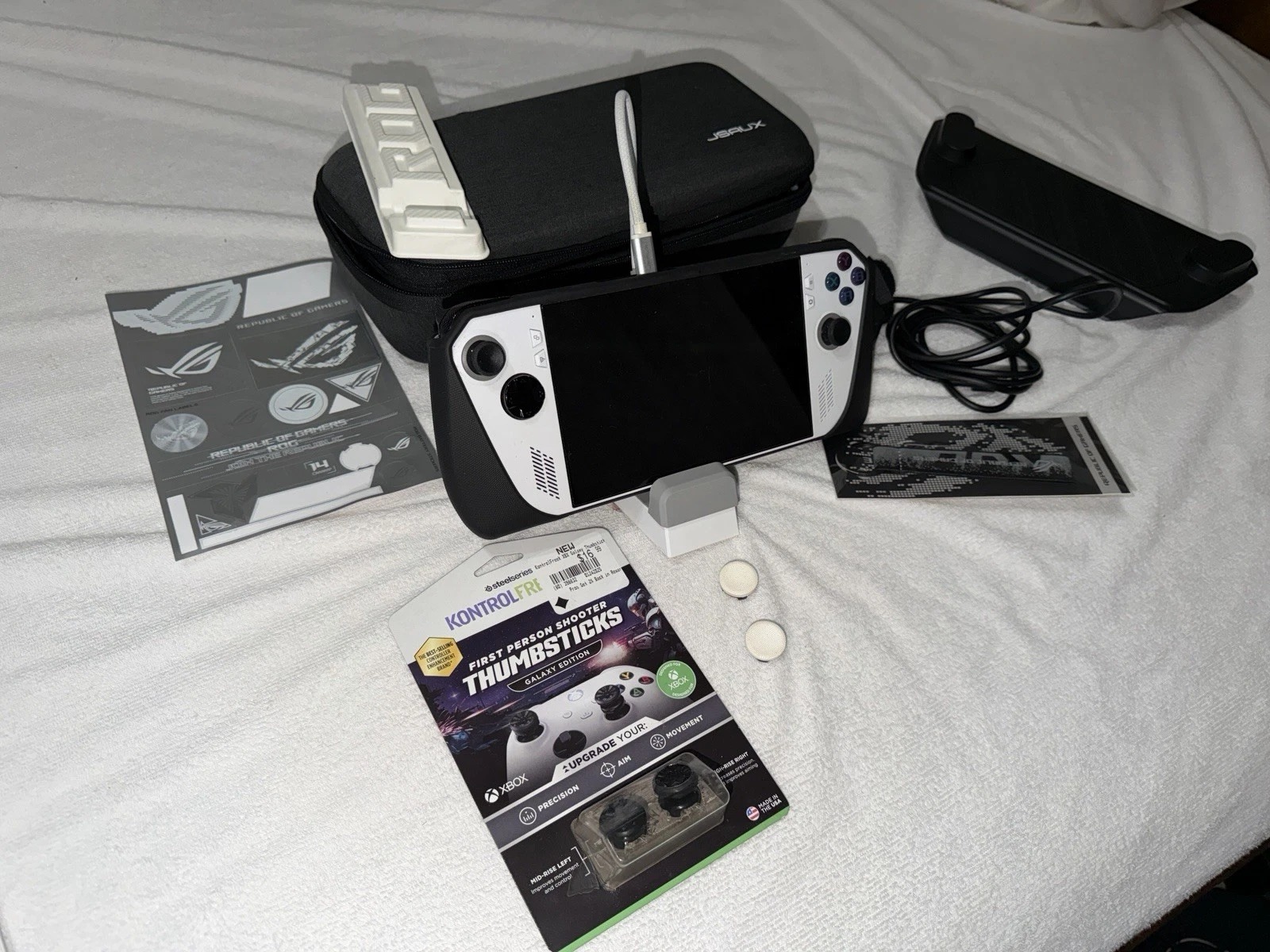 ASUS ROG Ally Z1 Extreme 7” 120Hz PC Gaming Handheld (White) 2TB SSD thumbnail 8