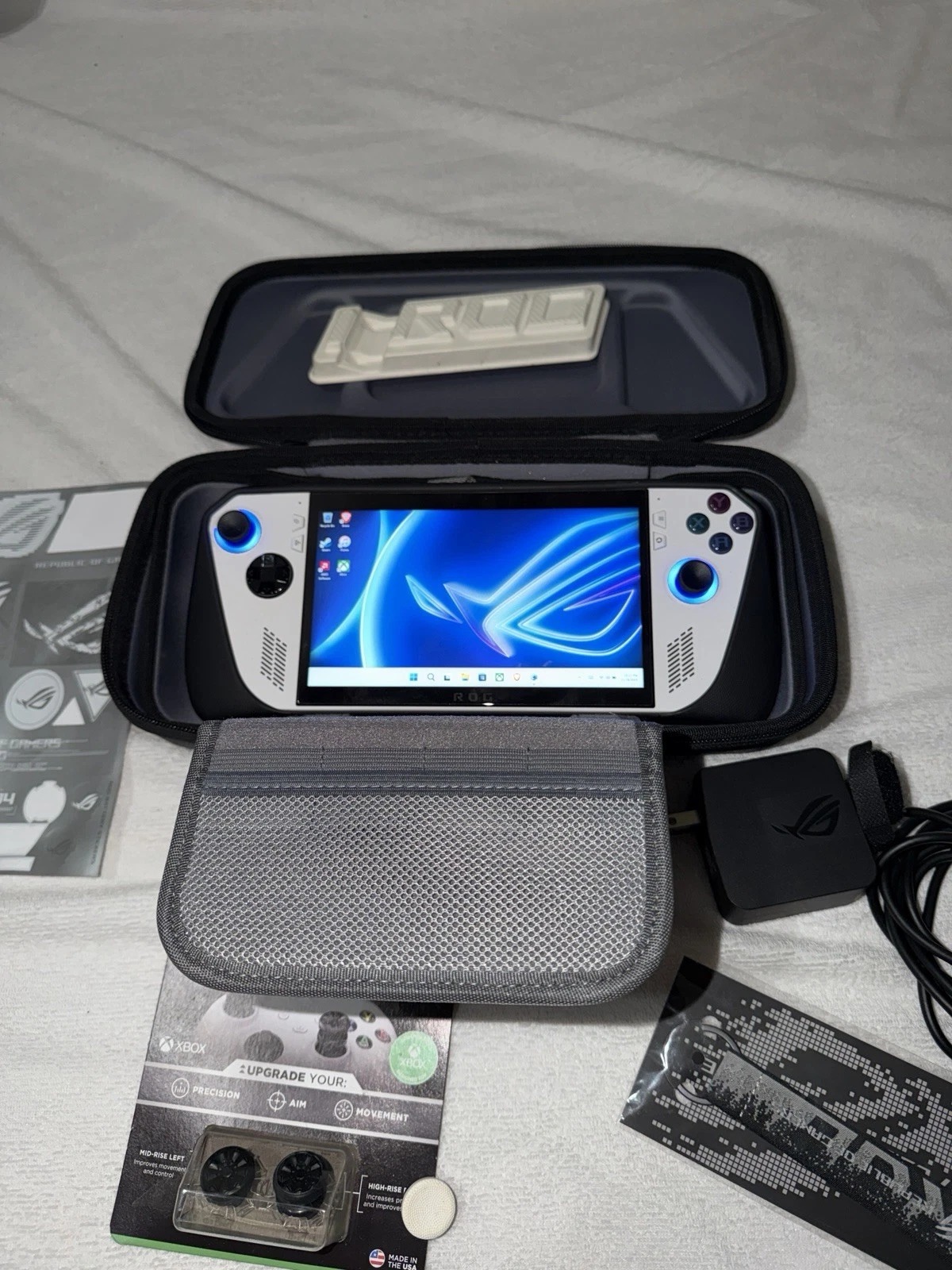 ASUS ROG Ally Z1 Extreme 7” 120Hz PC Gaming Handheld (White) 2TB SSD thumbnail 9