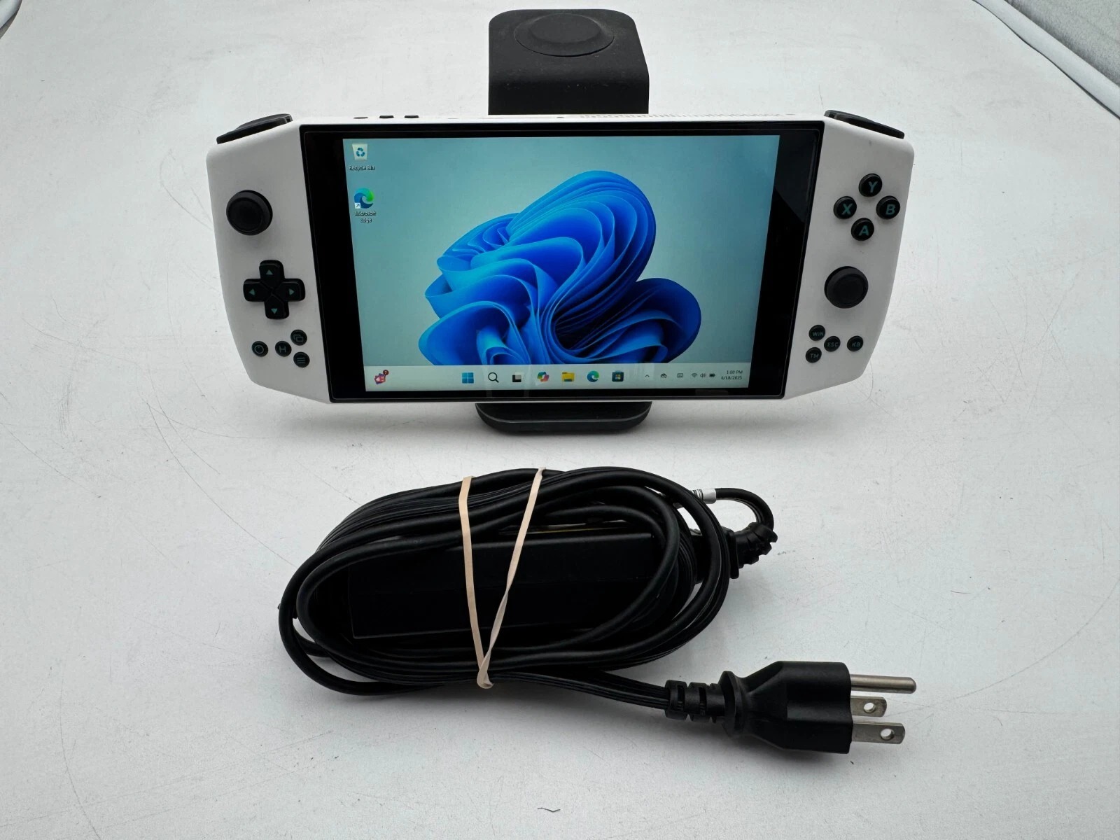 Ayaneo 2021 7" 1 TB SSD 16 GB RAM AMD Ryzen 5 4500U Windows 11 Home thumbnail 1