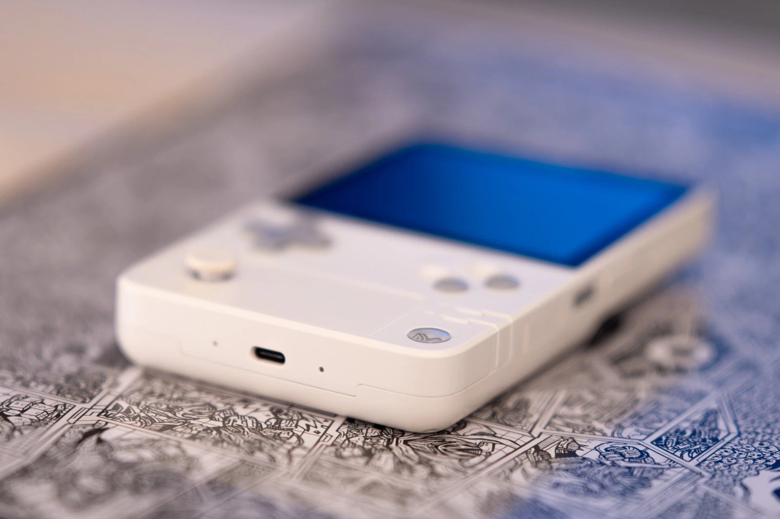 AYANEO POCKET DMG Moon White 8GB RAM, 128GB Storage, Snapdragon G3X Gen2 thumbnail 2