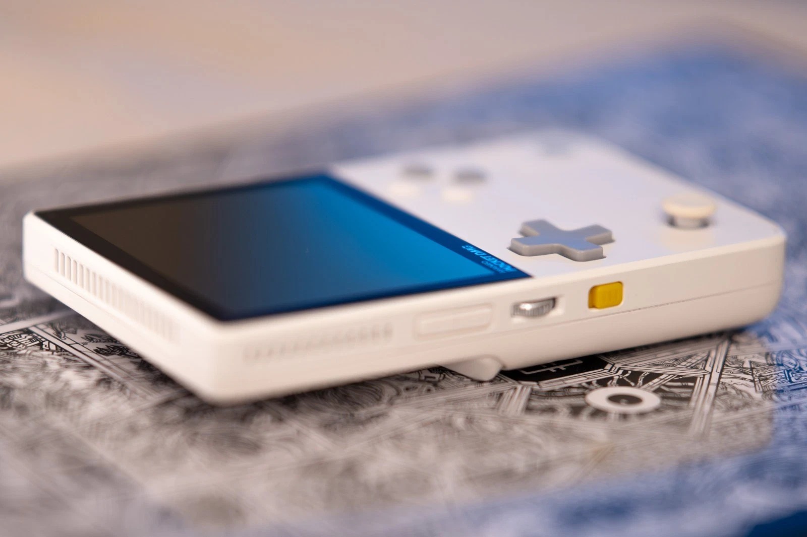 AYANEO POCKET DMG Moon White 8GB RAM, 128GB Storage, Snapdragon G3X Gen2 thumbnail 3