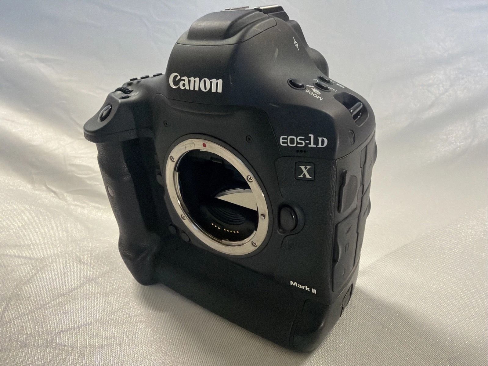 Canon EOS-1D X Mark II DSLR Camera – 55K Shutter Count – Pro Body with Extras thumbnail 7