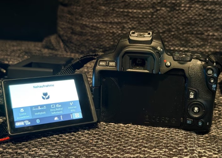 Canon EOS 250D DSLR Kit – 2 Lenses + Accessories – like new thumbnail 3