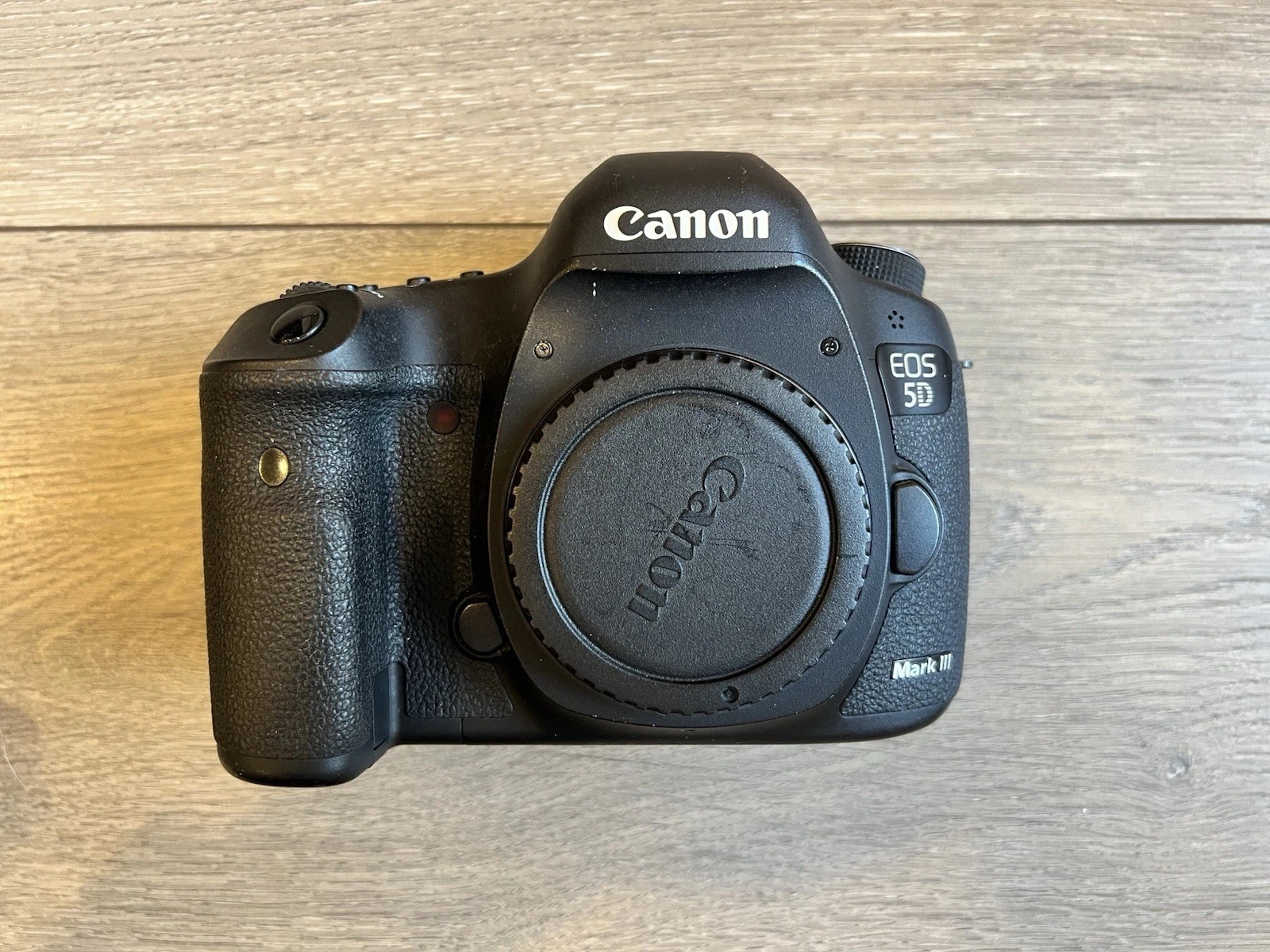 Canon EOS 5D Mark III Digital Camera with EF 24-105mm 1:4 L Lens and Rode Mic thumbnail 2