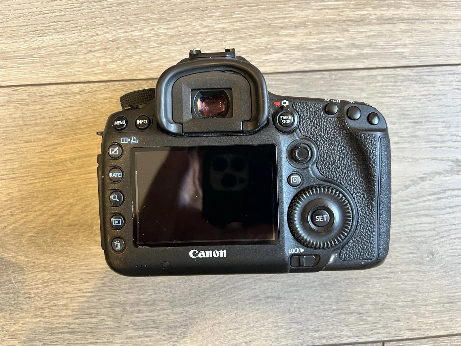 Canon EOS 5D Mark III Digital Camera with EF 24-105mm 1:4 L Lens and Rode Mic thumbnail 4