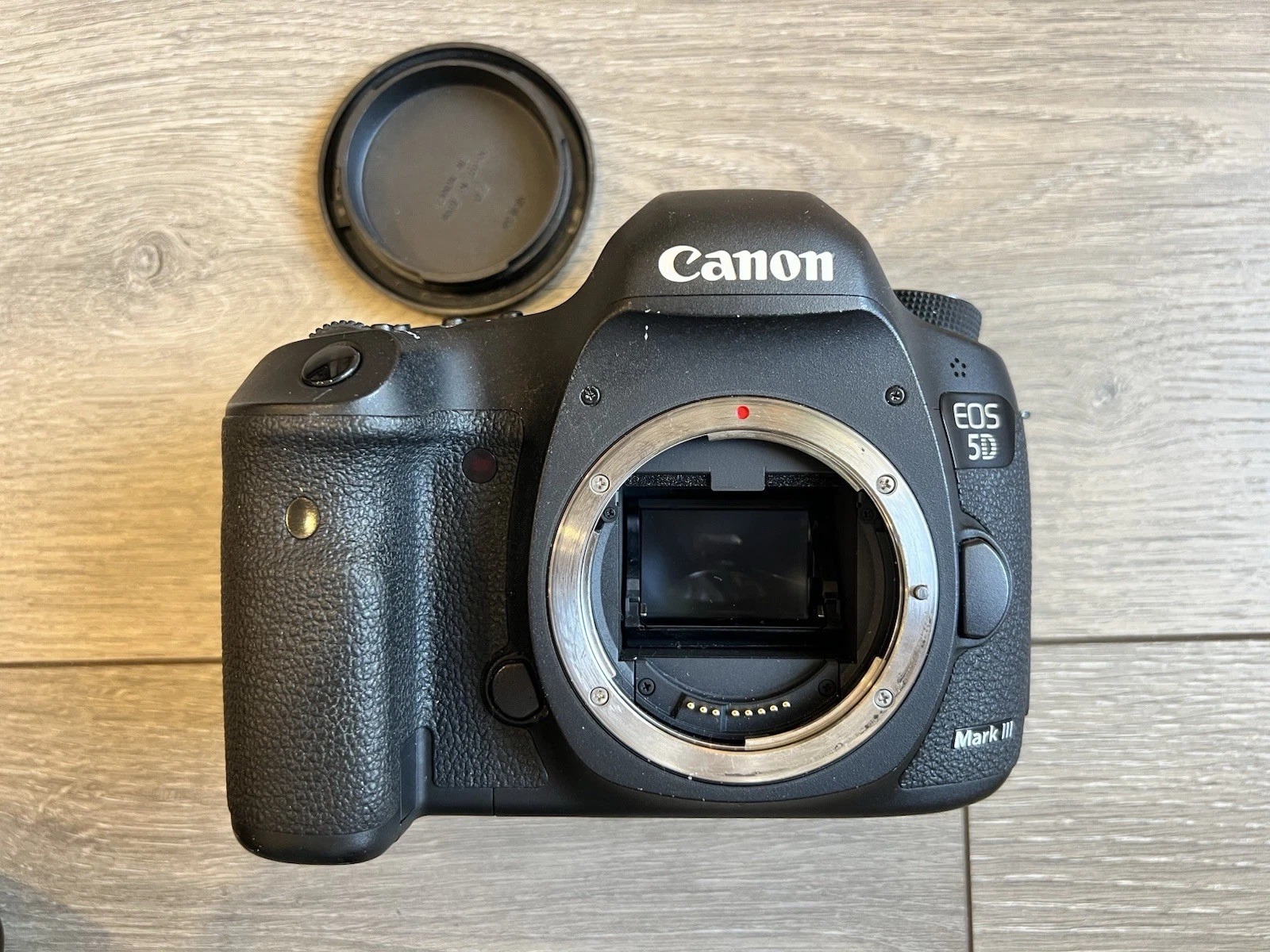 Canon EOS 5D Mark III Digital Camera with EF 24-105mm 1:4 L Lens and Rode Mic thumbnail 9