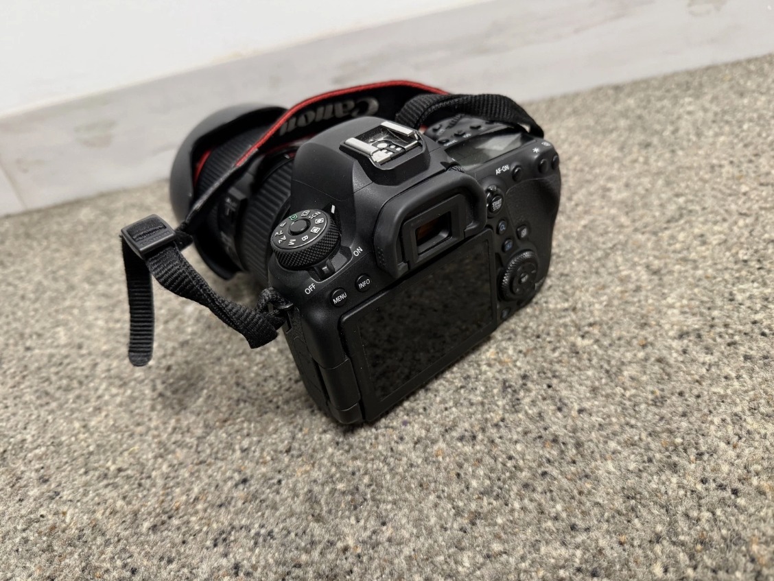 Canon EOS 6D Mark II + EF 24–105mm L-Series Lens Kit – Excellent Condition thumbnail 2