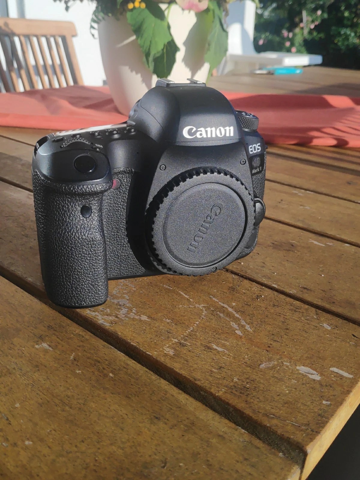 Canon EOS 6D Mark II Full Frame DSLR Camera – Perfectly Maintained – Original Packaging + Accessories Bundle thumbnail 1