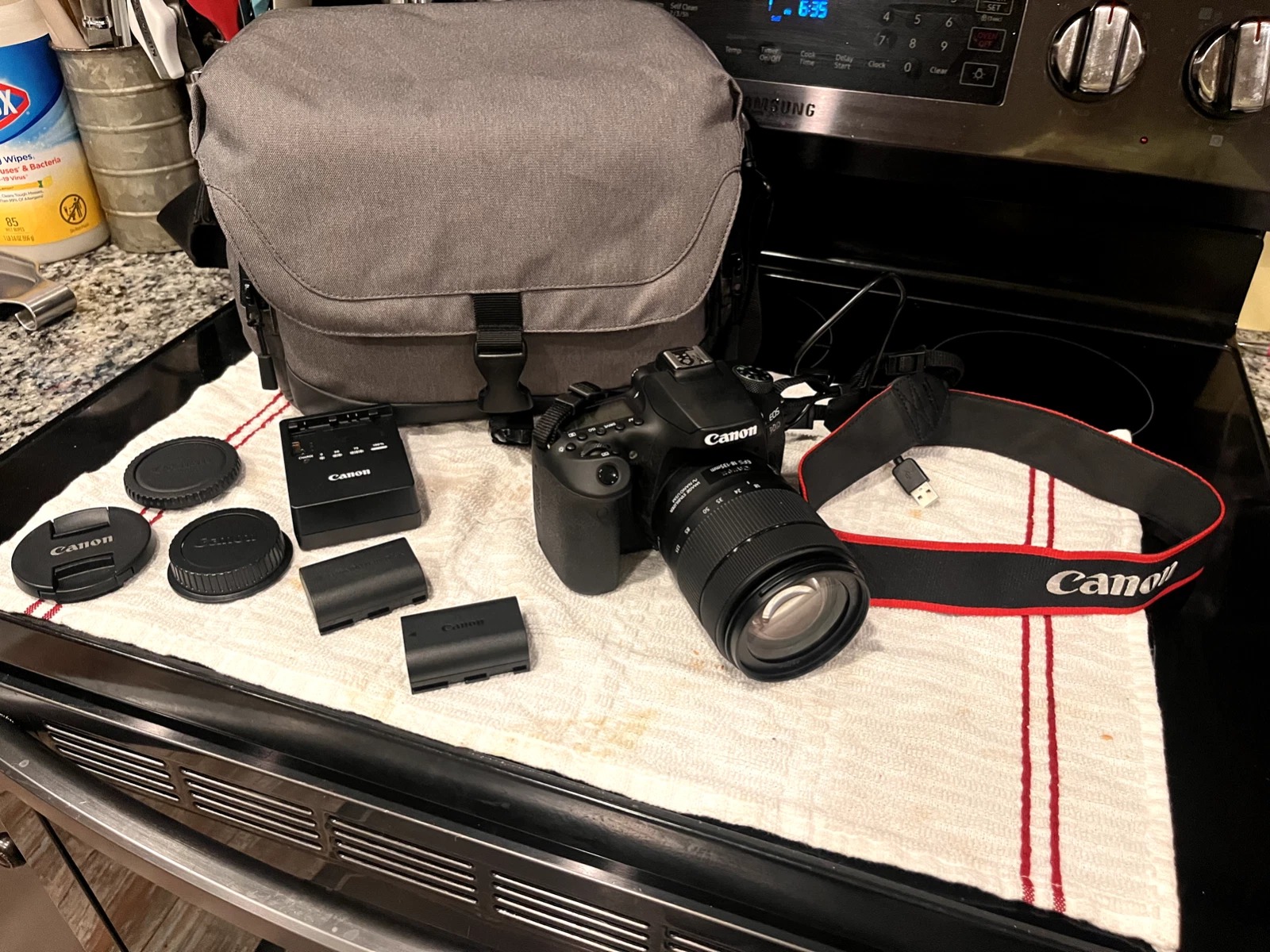 Canon EOS 90D DSLR Camera (Black) with Canon 18–135mm Lens, Charger & 2× Battery Extenders thumbnail 17