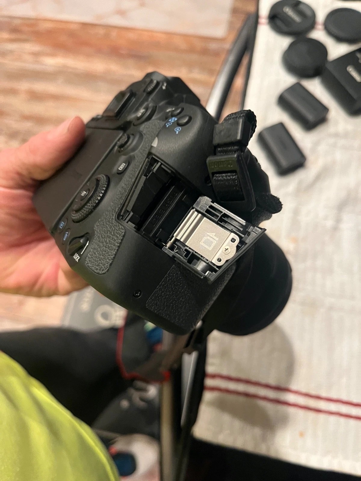 Canon EOS 90D DSLR Camera (Black) with Canon 18–135mm Lens, Charger & 2× Battery Extenders thumbnail 6