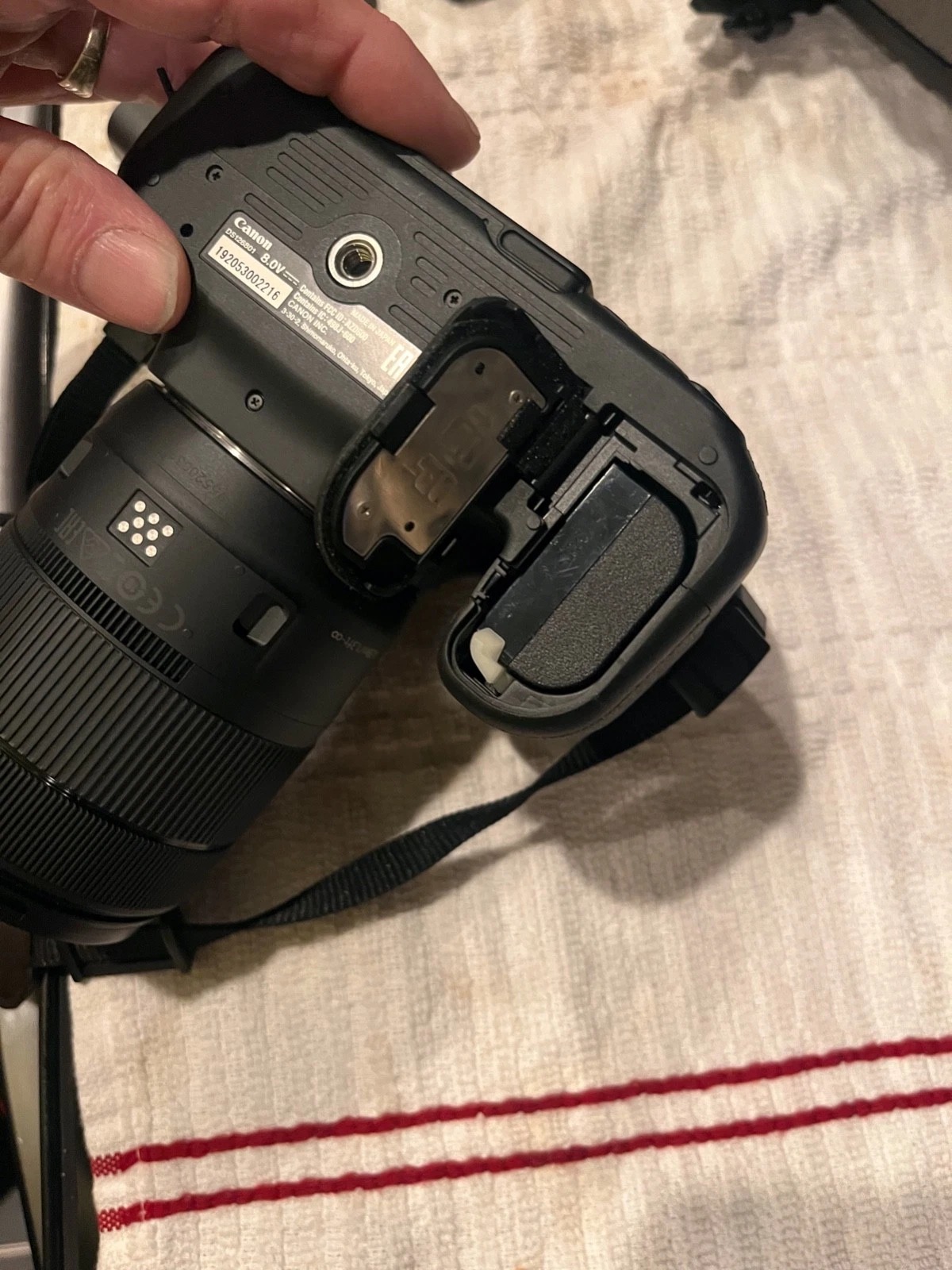 Canon EOS 90D DSLR Camera (Black) with Canon 18–135mm Lens, Charger & 2× Battery Extenders thumbnail 7