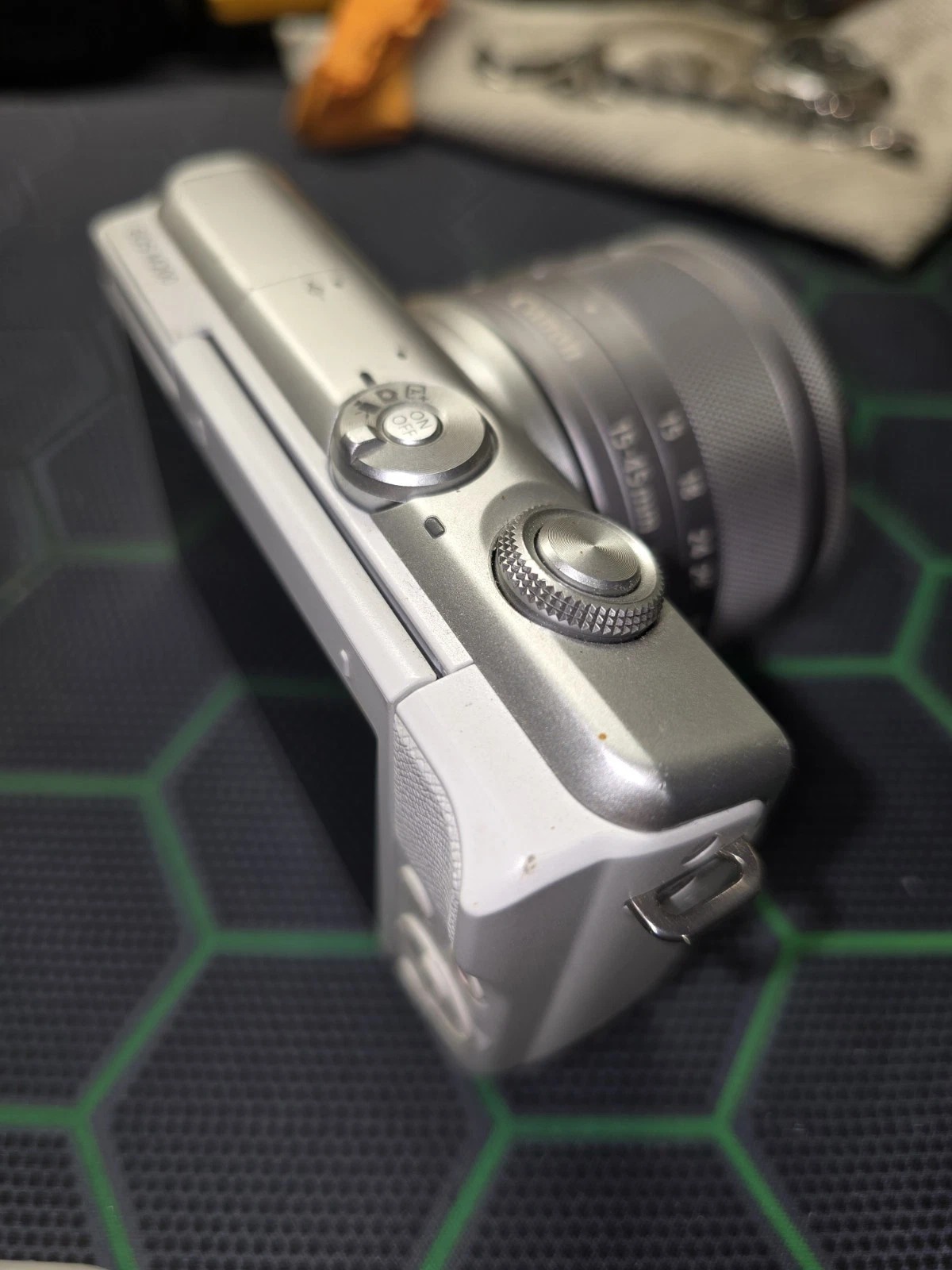 Canon EOS M200 Mirrorless Digital White Camera w/ 15-45mm Lens (White) thumbnail 2