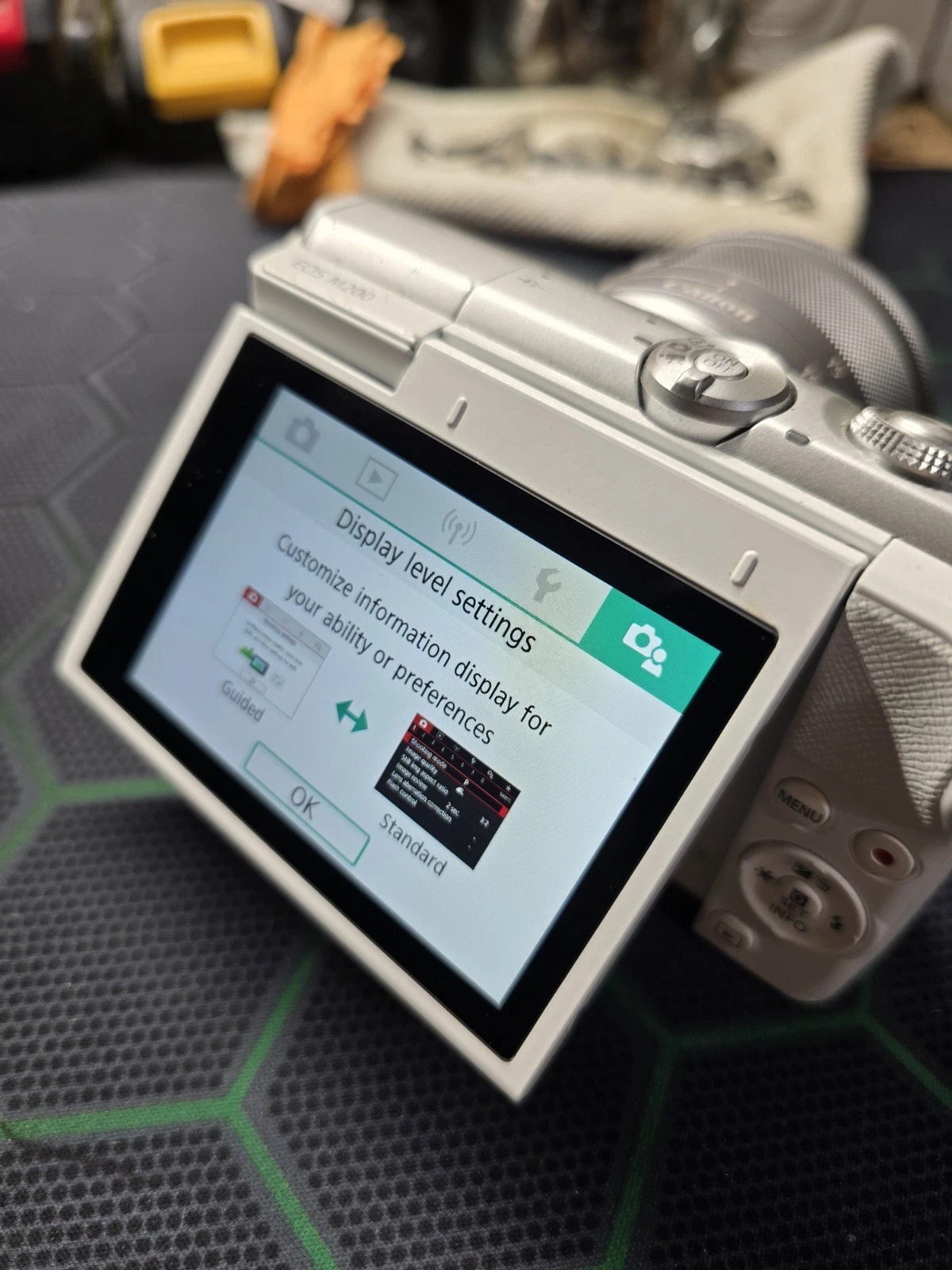 Canon EOS M200 Mirrorless Digital White Camera w/ 15-45mm Lens (White) thumbnail 3