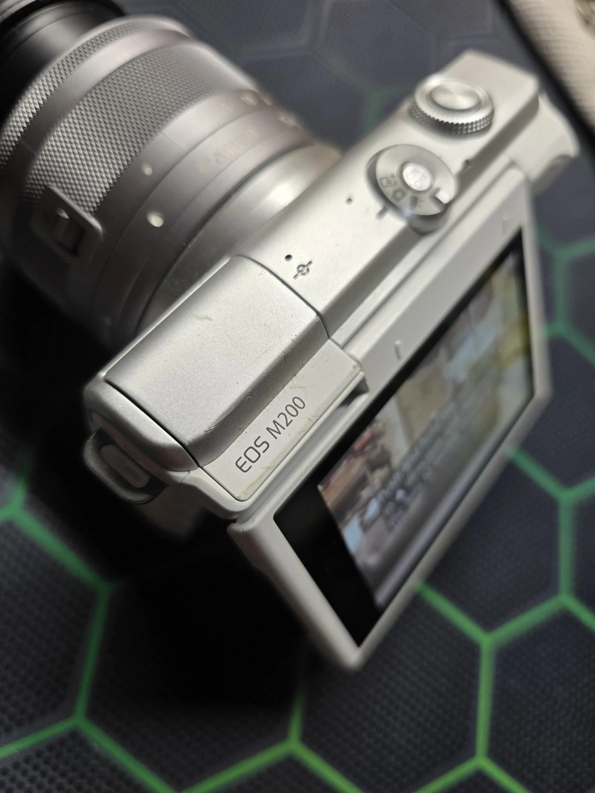 Canon EOS M200 Mirrorless Digital White Camera w/ 15-45mm Lens (White) thumbnail 5