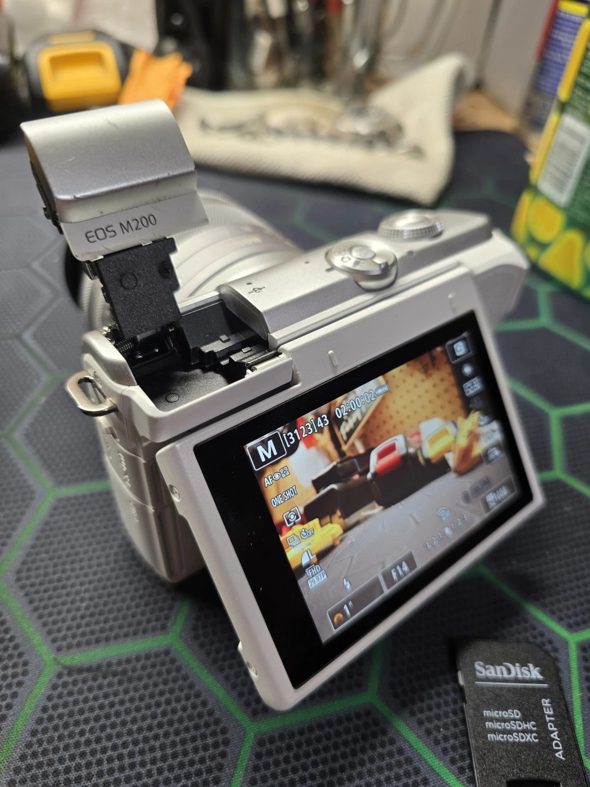 Canon EOS M200 Mirrorless Digital White Camera w/ 15-45mm Lens (White) thumbnail 8