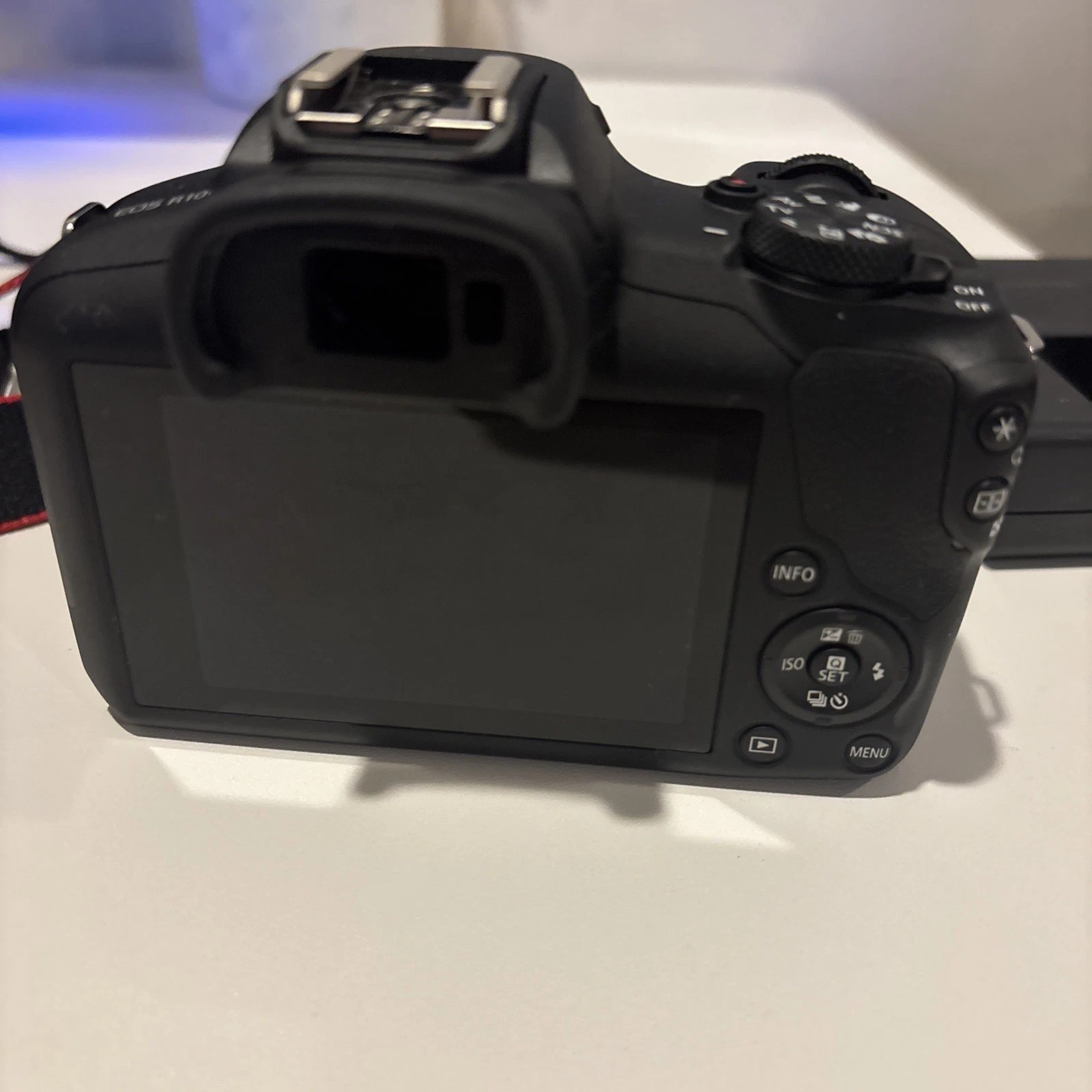 Canon EOS R100 Mirrorless Digital Camera 24.2MP w/ RF-S18-45mm Lens – Under 20,000 Shutter Count thumbnail 4