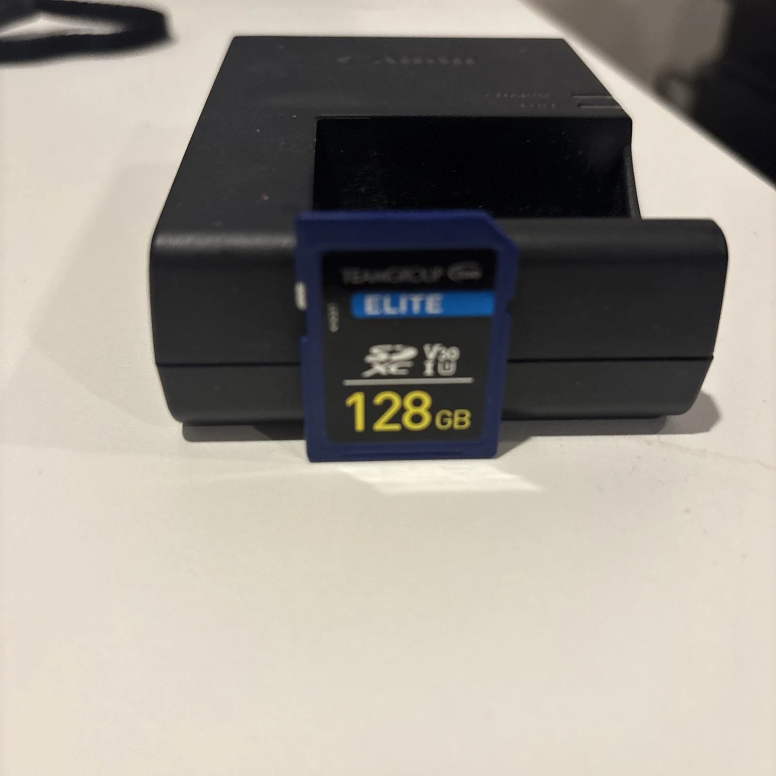 Canon EOS R100 Mirrorless Digital Camera 24.2MP w/ RF-S18-45mm Lens – Under 20,000 Shutter Count thumbnail 6