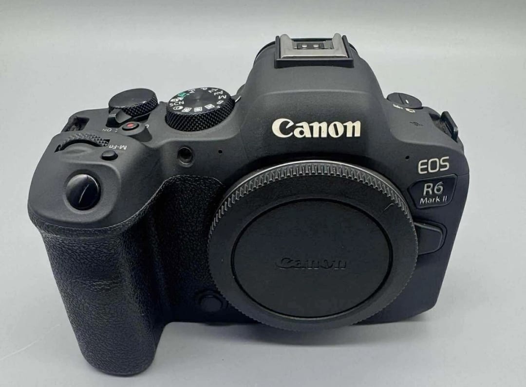 Canon eos R6 Mark II 24.2MP Mirrorless Camera thumbnail 1
