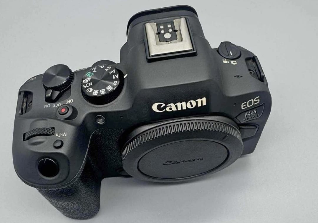 Canon eos R6 Mark II 24.2MP Mirrorless Camera thumbnail 2