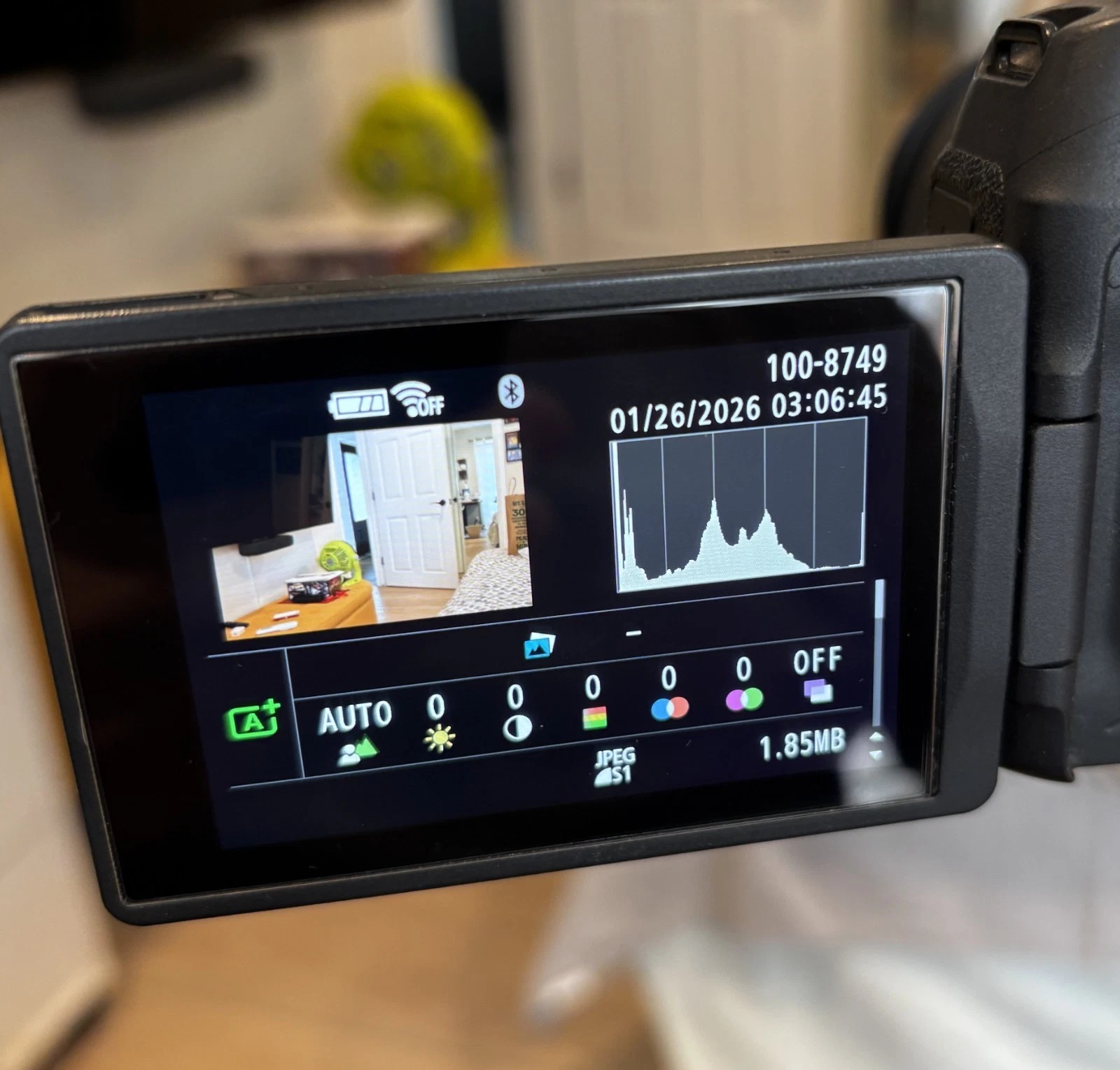 Canon EOS R8 Mirrorless Camera Black Kit with RF 24–50mm f/4.5–6.3 IS Lens + Extra Battery thumbnail 10