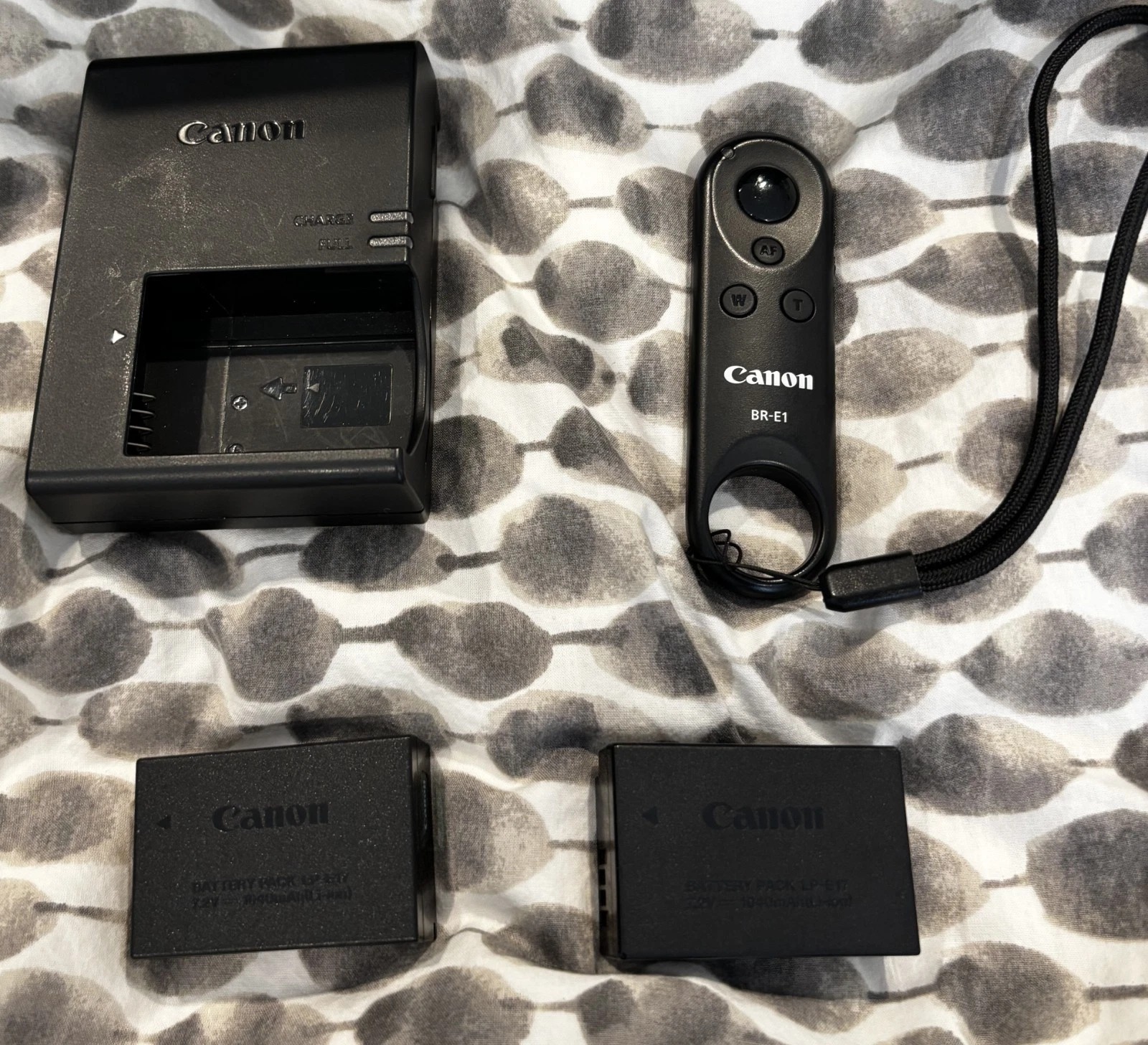 Canon EOS R8 Mirrorless Camera Black Kit with RF 24–50mm f/4.5–6.3 IS Lens + Extra Battery thumbnail 11